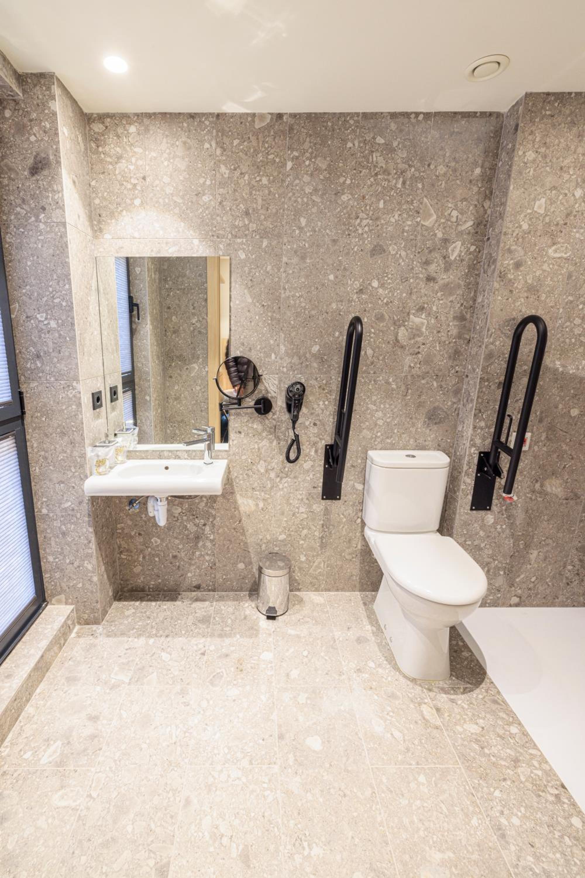 Double Room - Disability Access - Photo 4