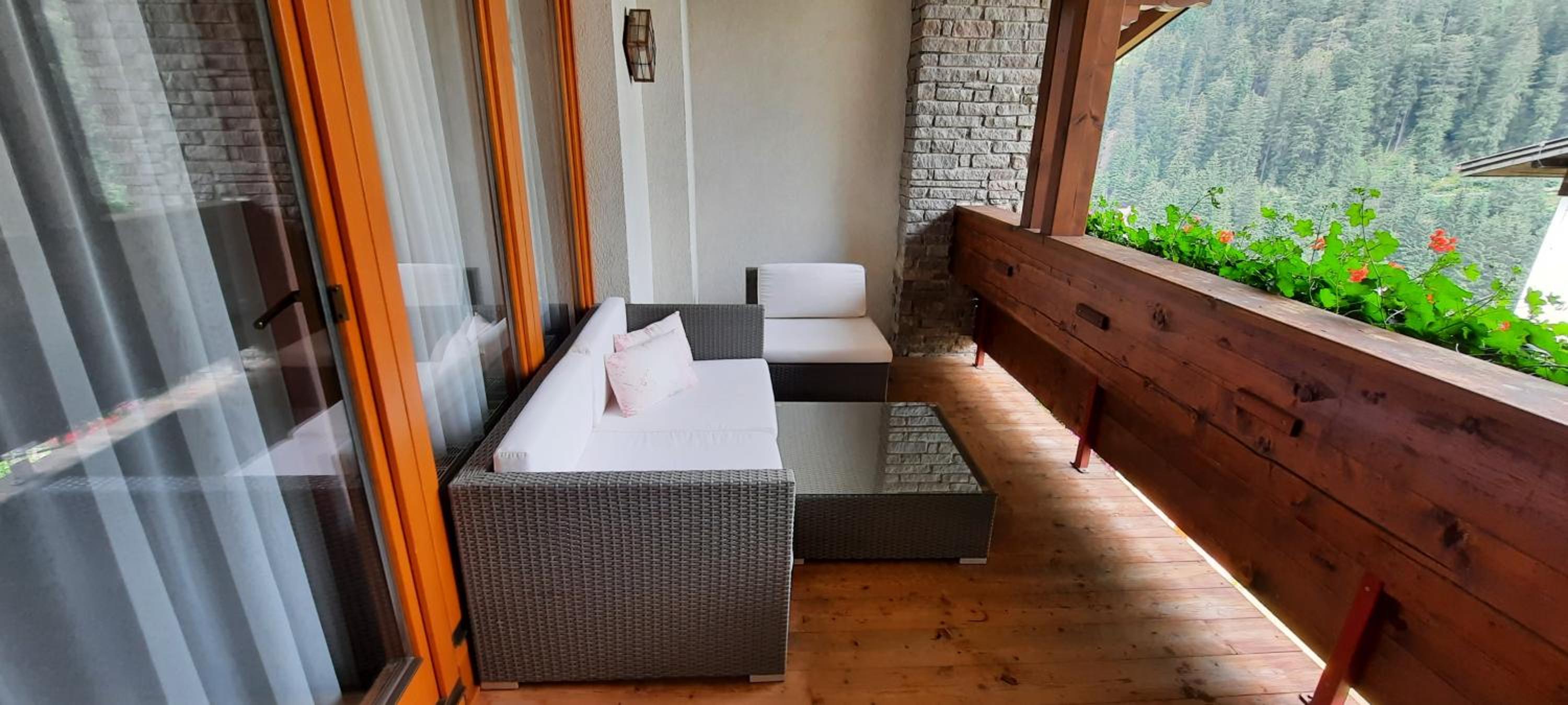 Comfort One-Bedroom Apartment with Balcony photo 2