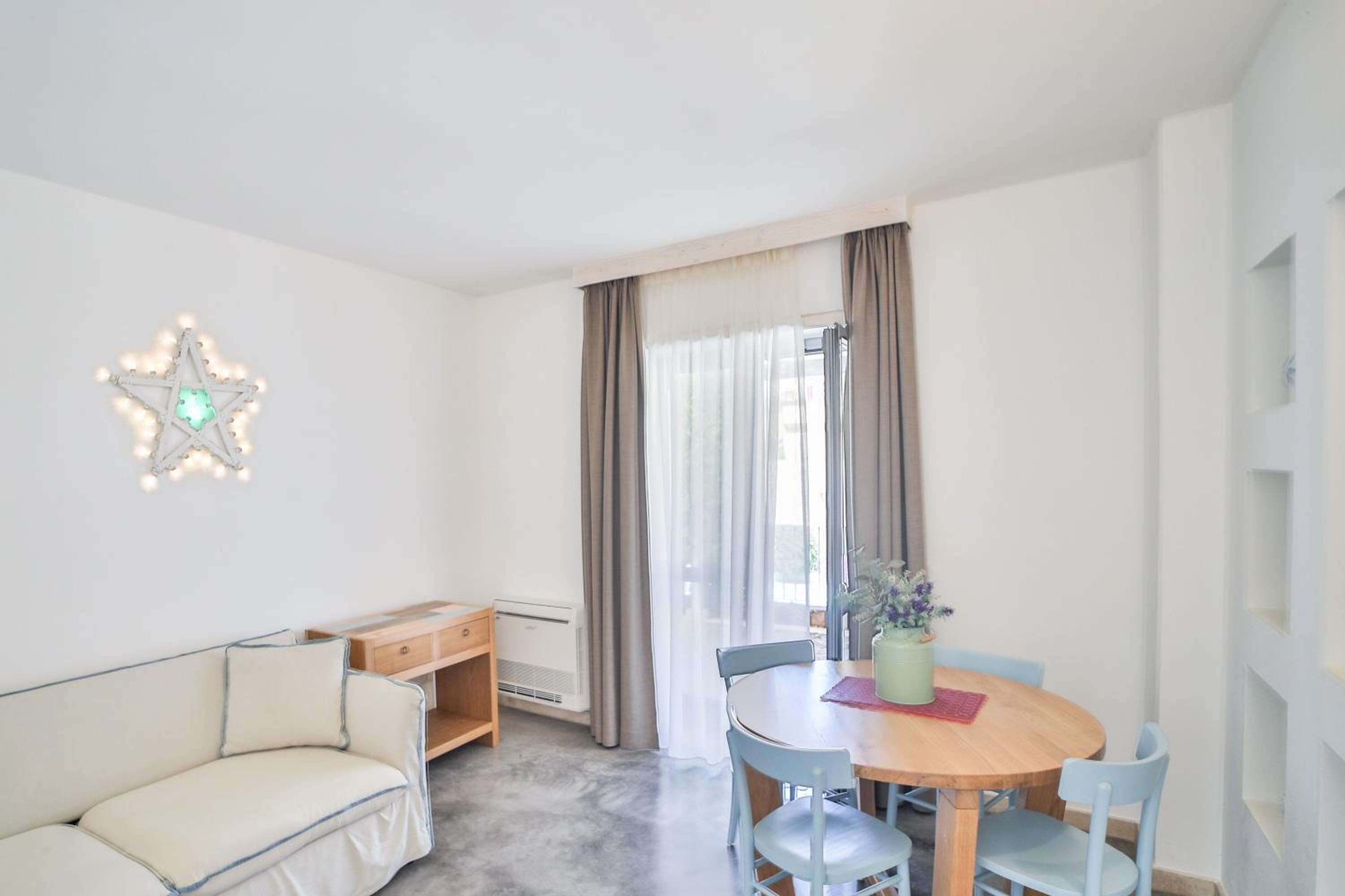 Superior One Bedroom Apartment - Split Level photo 3