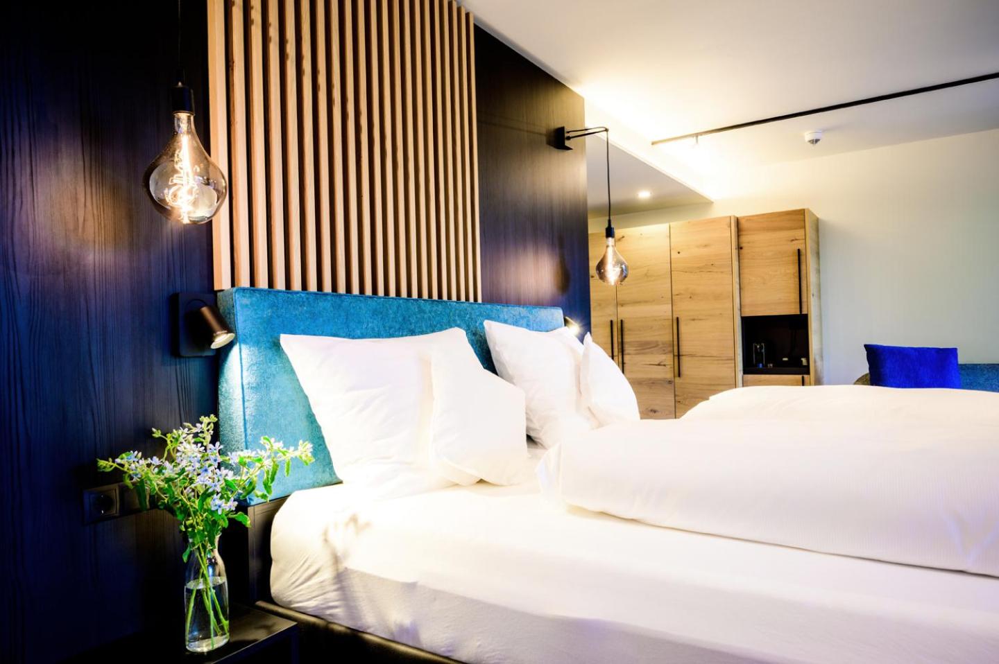 Deluxe Double Room with Balcony - Photo 7