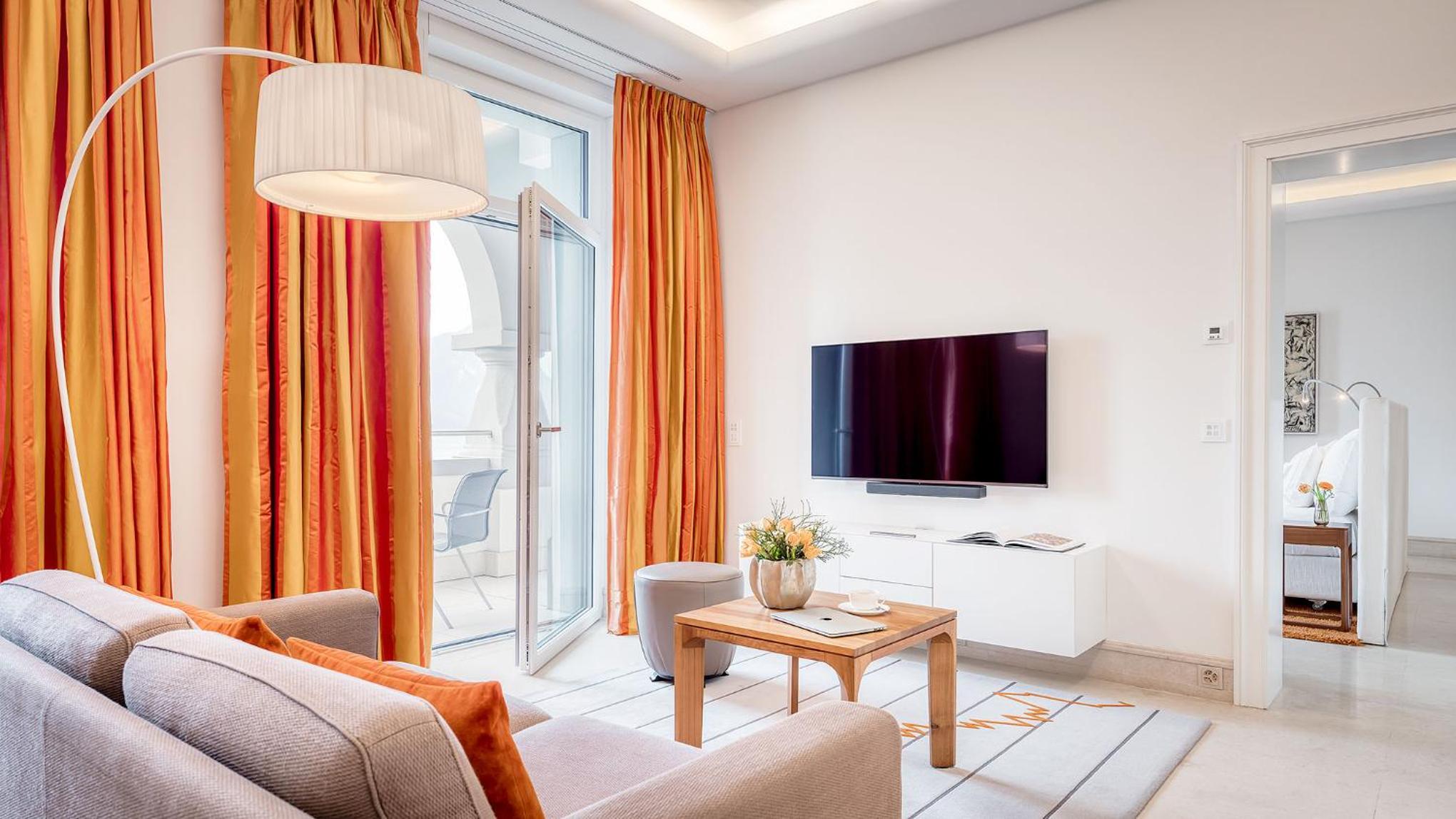 Suite with Lake View - Photo 2