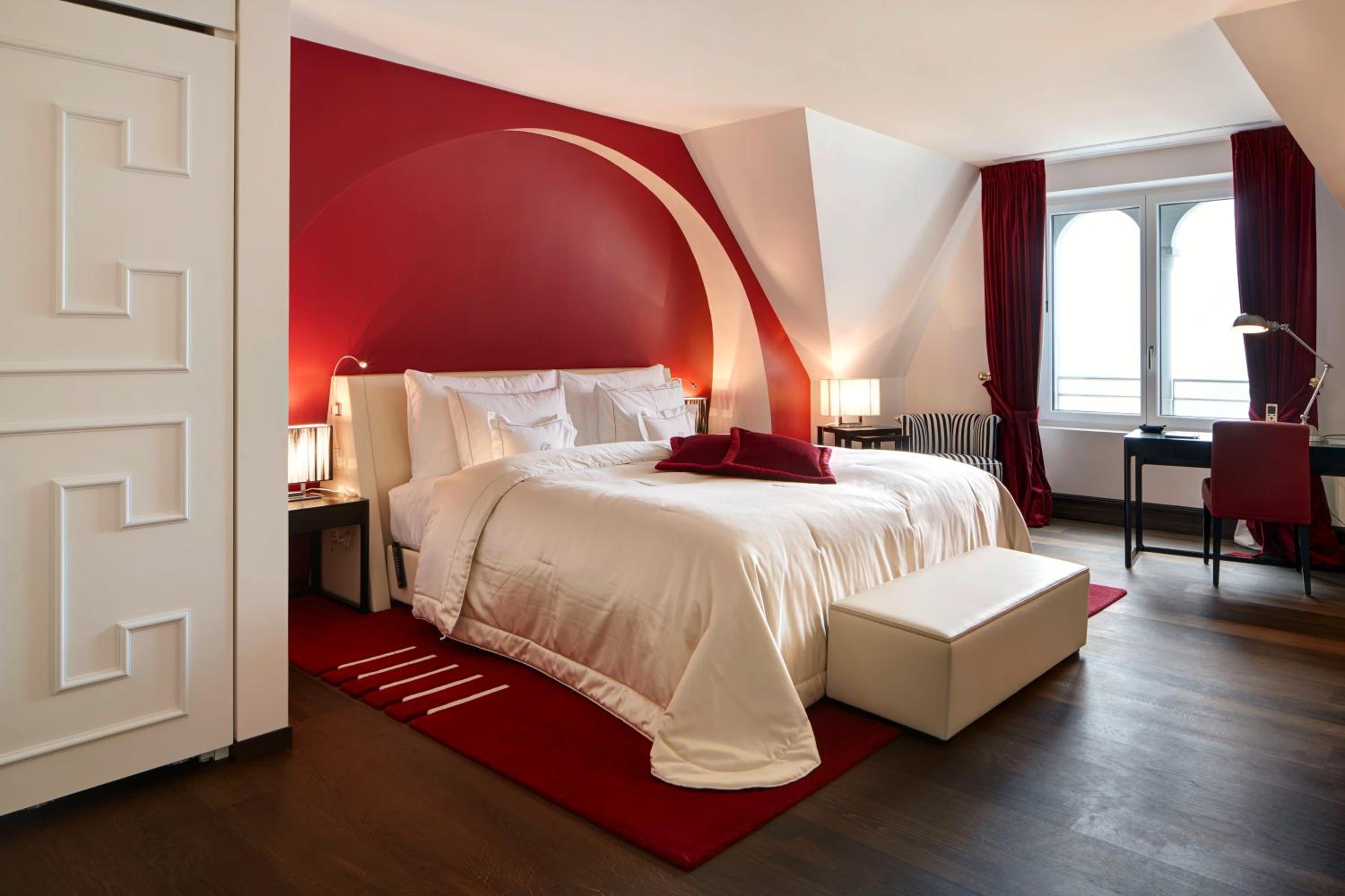 Deluxe Suite with Lake View - Photo 1