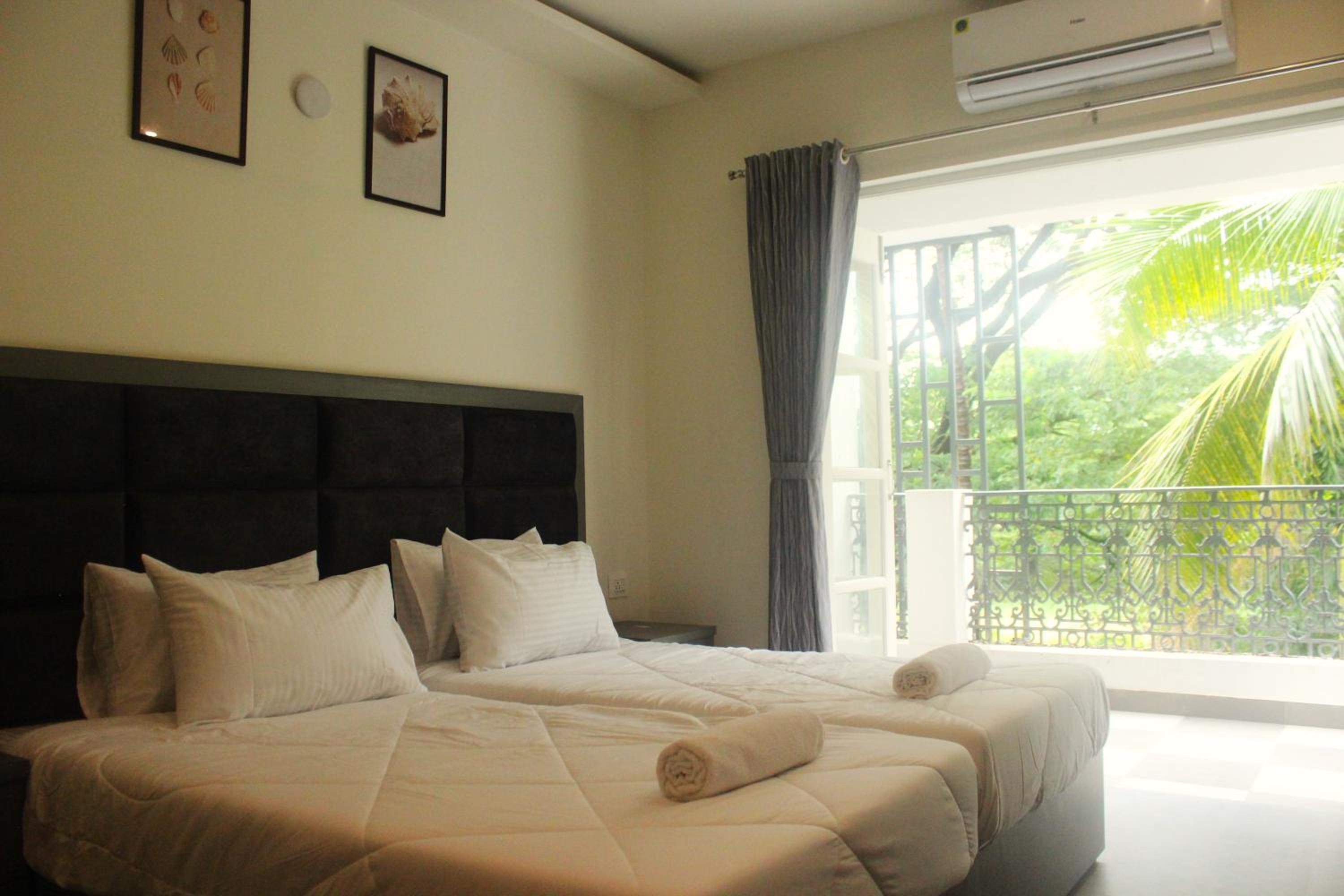 Deluxe Double Room with Balcony - Photo 7