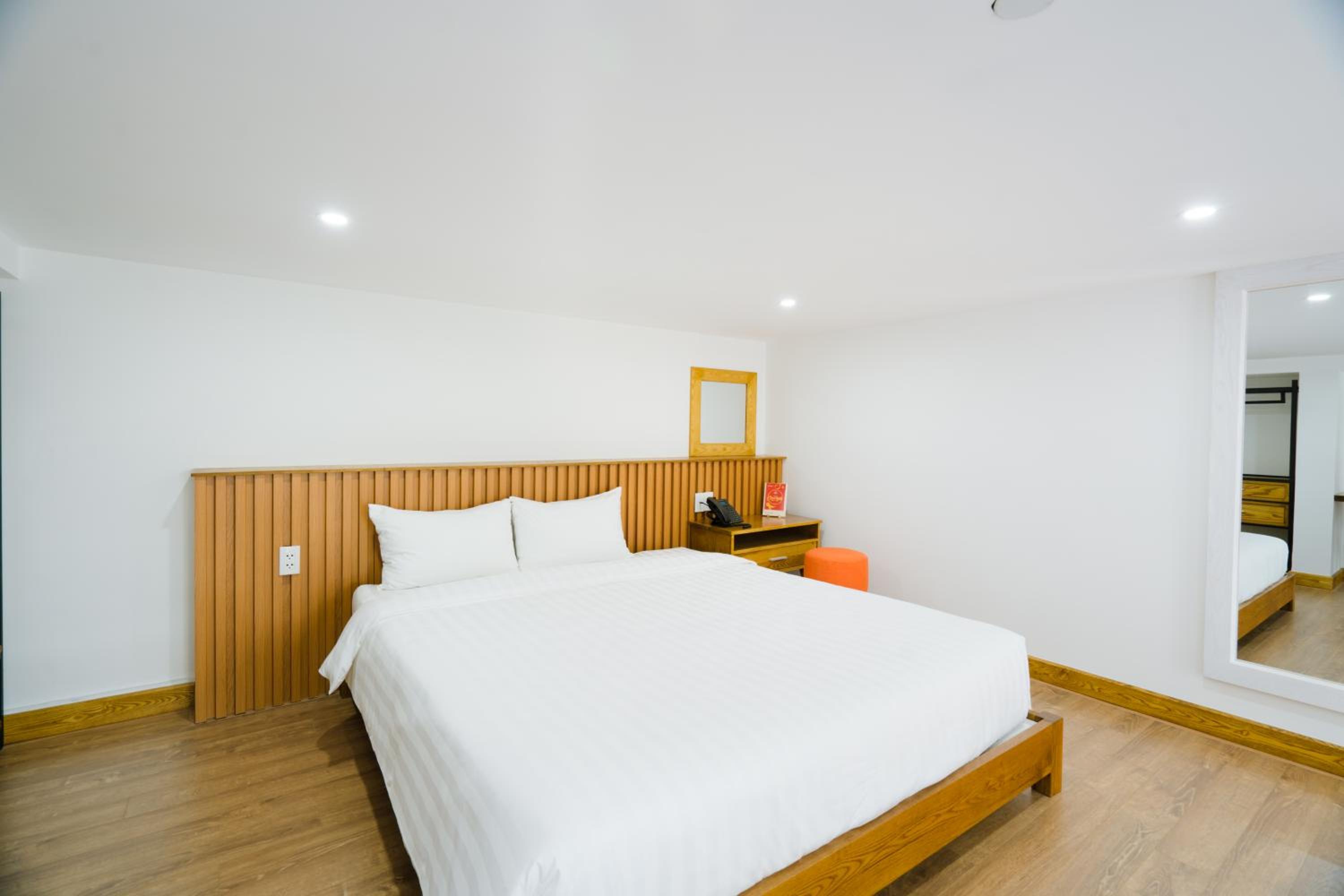 One-Bedroom Apartment - Photo 2