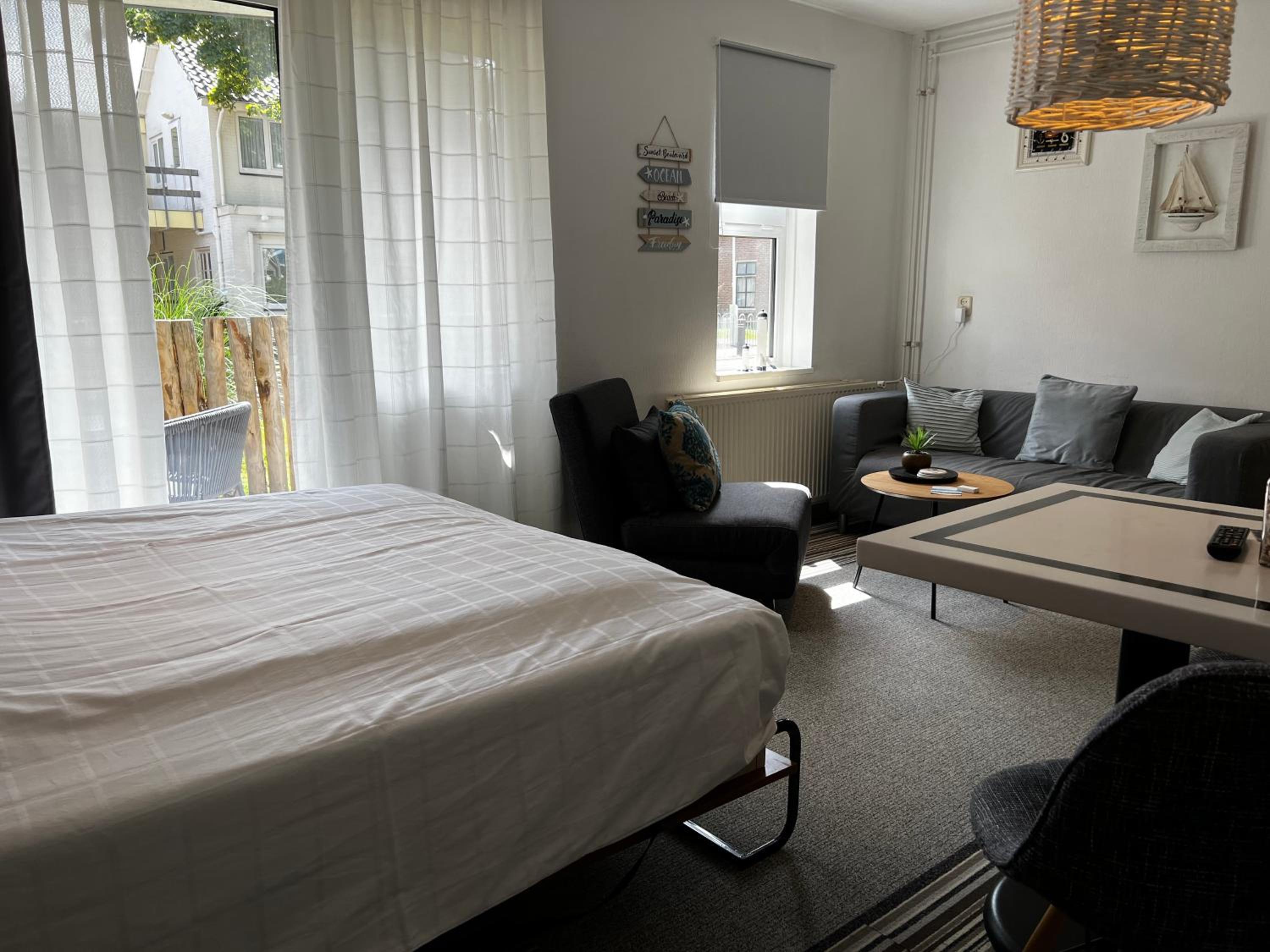 Apartment with Terrace - Photo 9