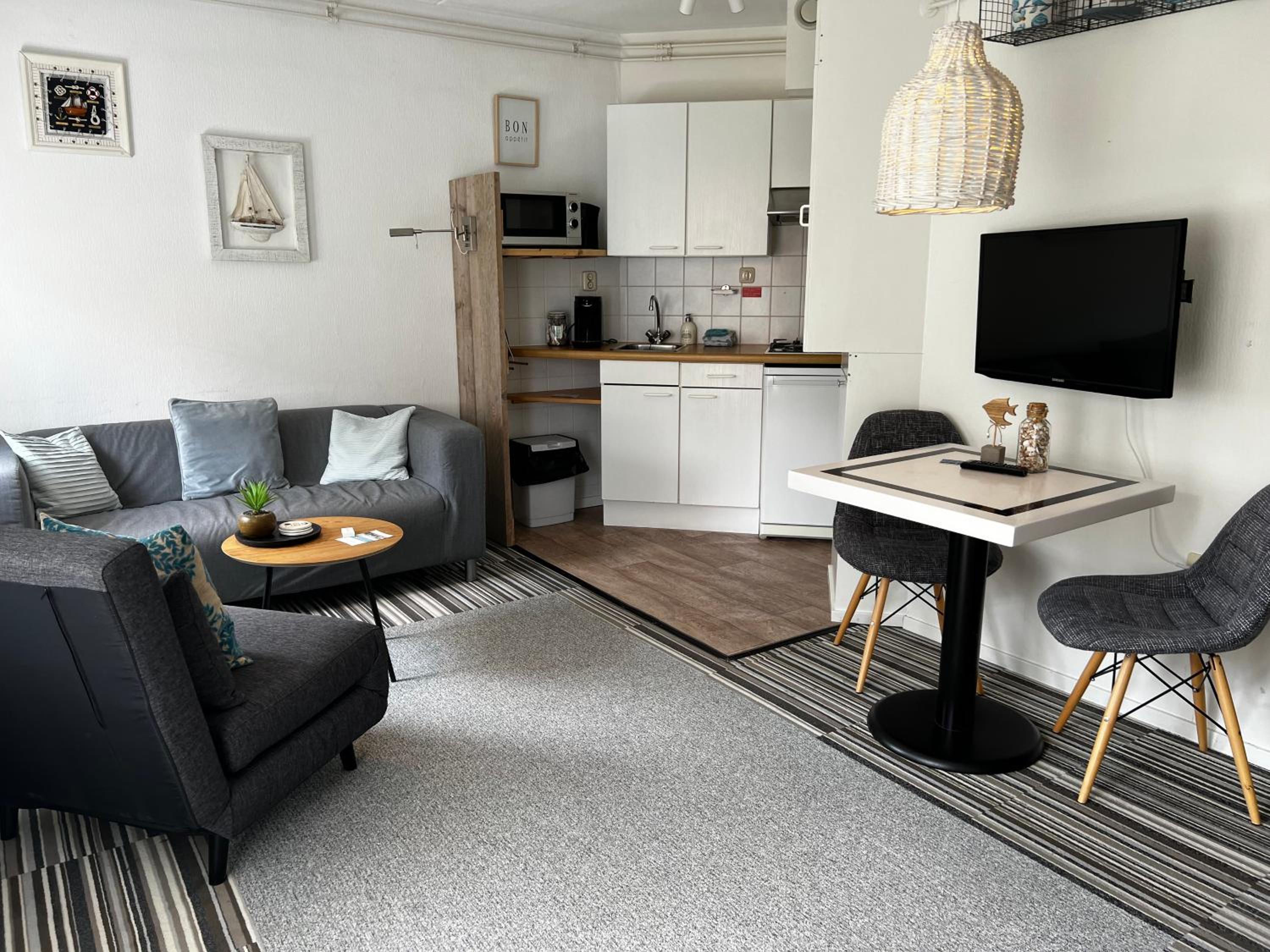Apartment with Terrace - Photo 12