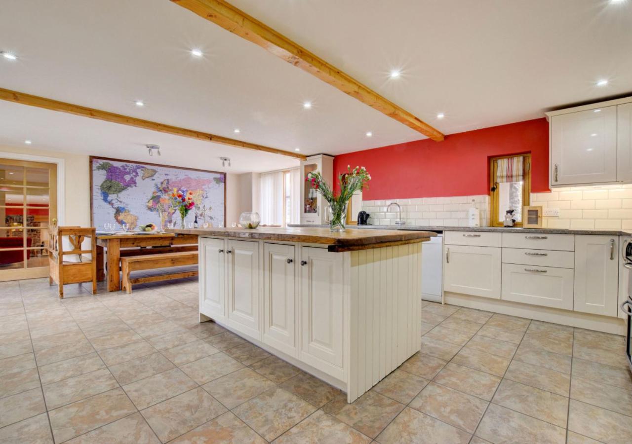 Ten-Bedroom House photo 2