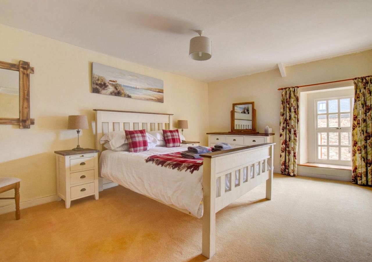 Ten-Bedroom House photo 1