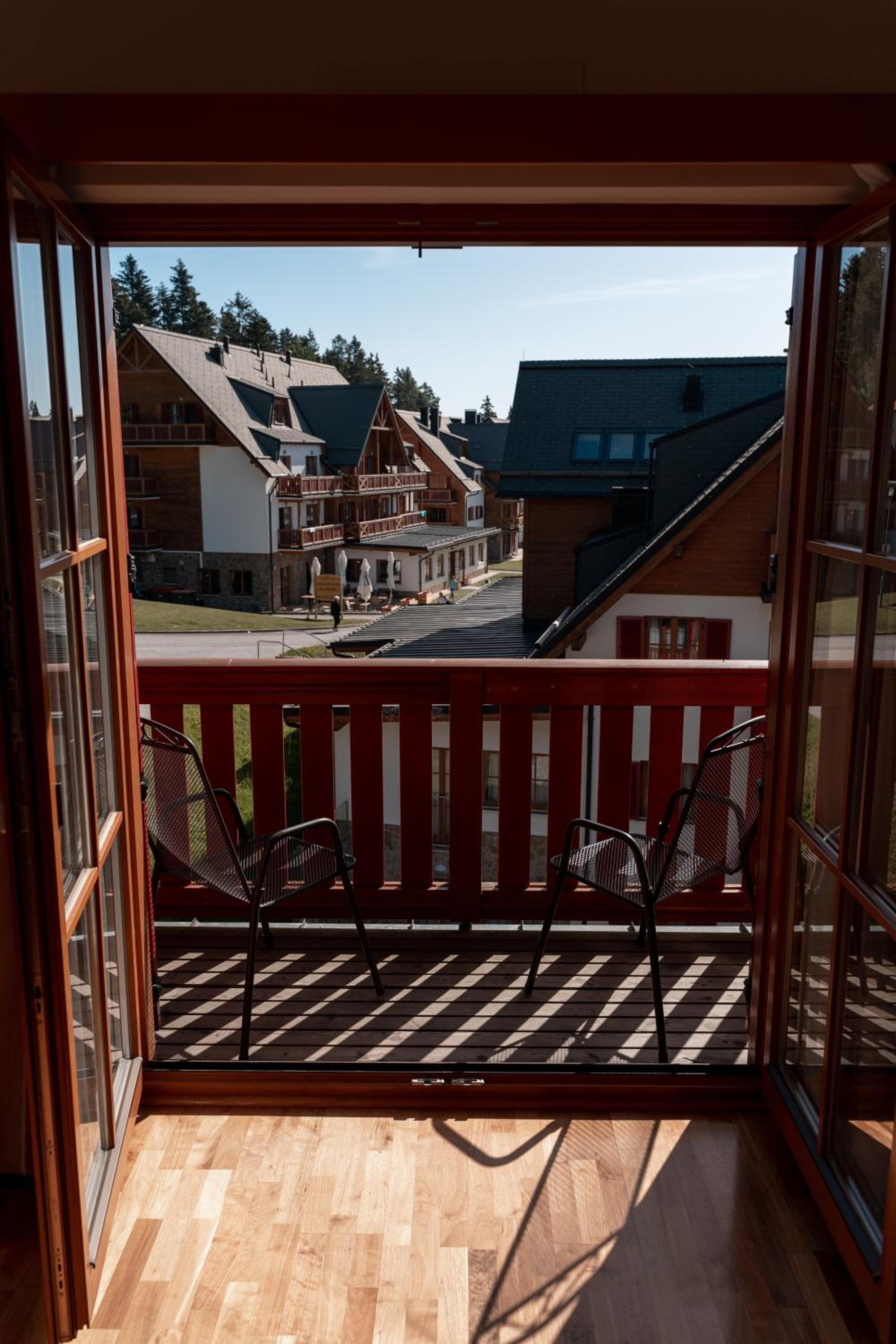 Deluxe One-Bedroom Apartment with Balcony photo 3