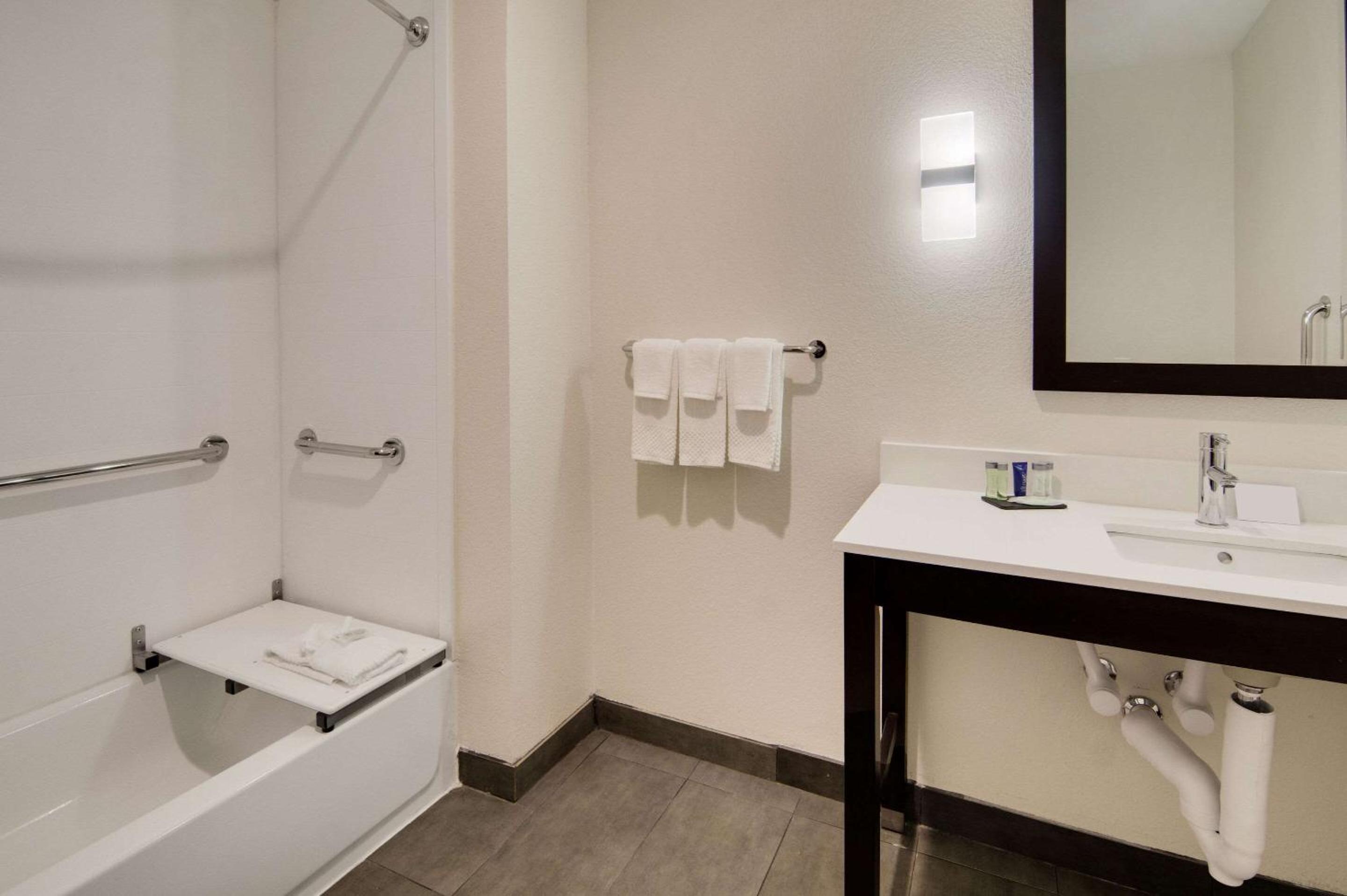 King Room - Disability Access - Photo 11