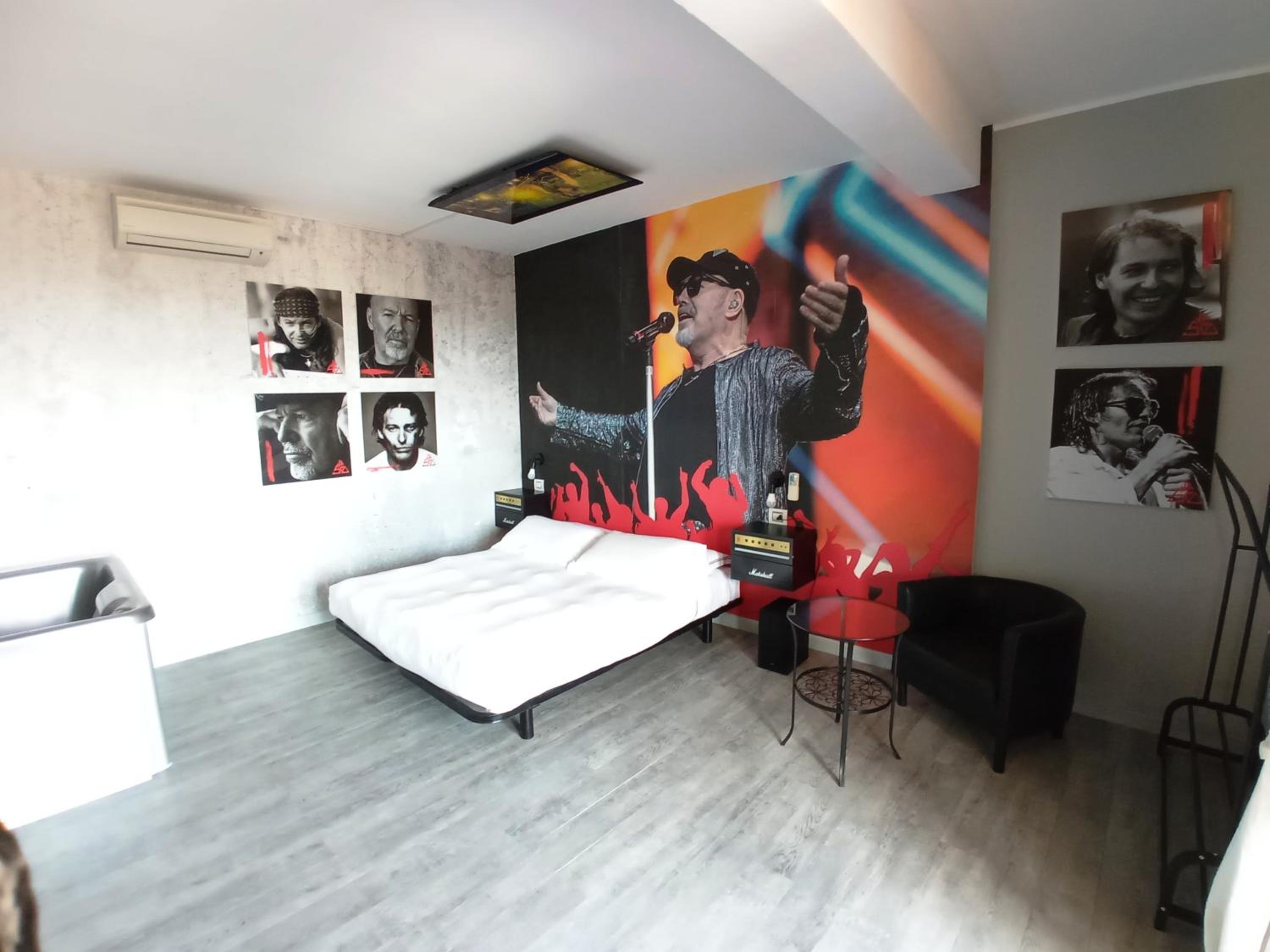 Vasco Rossi Themed Room - Photo 8
