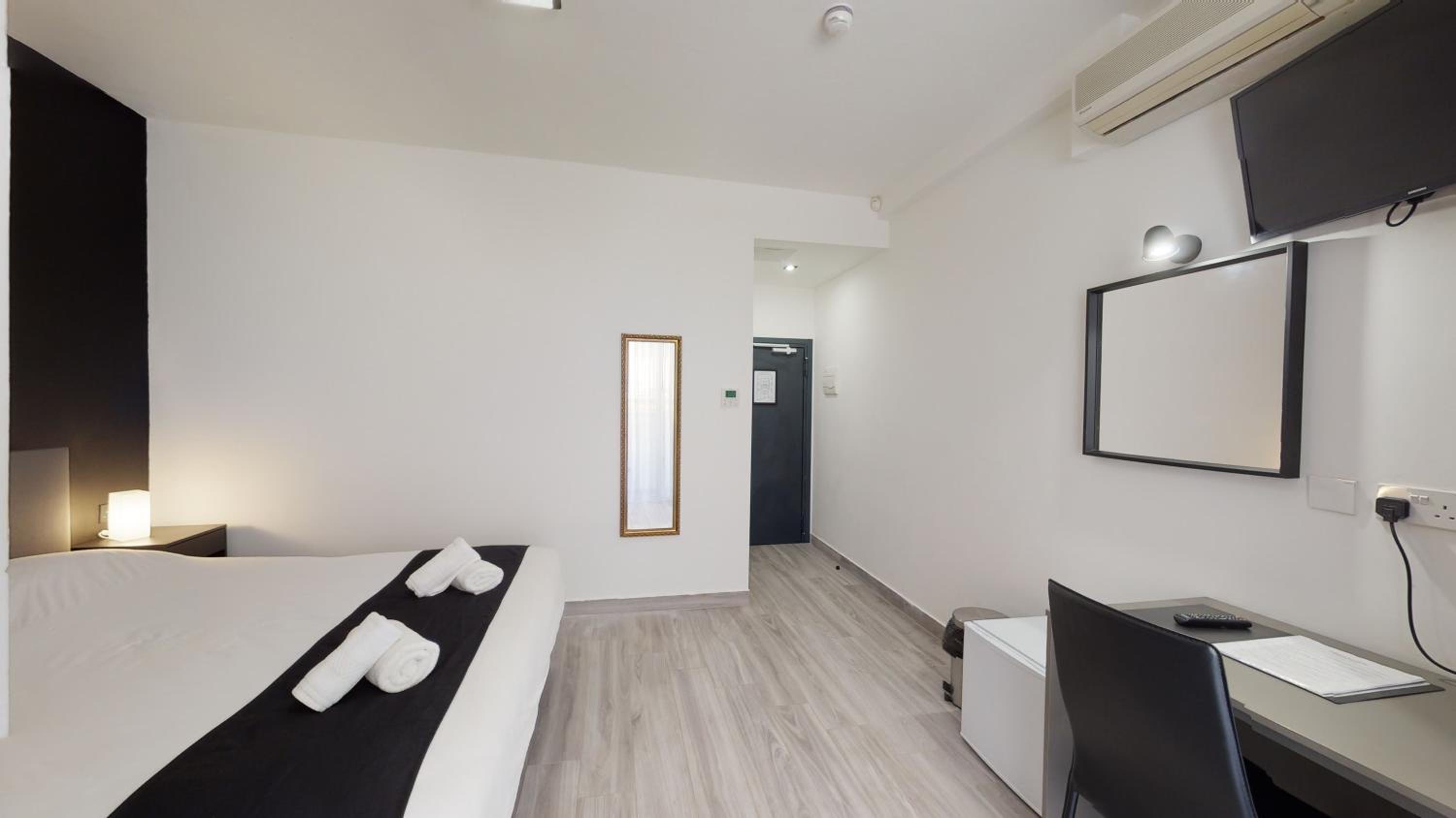 Deluxe Double Room with Balcony photo 3