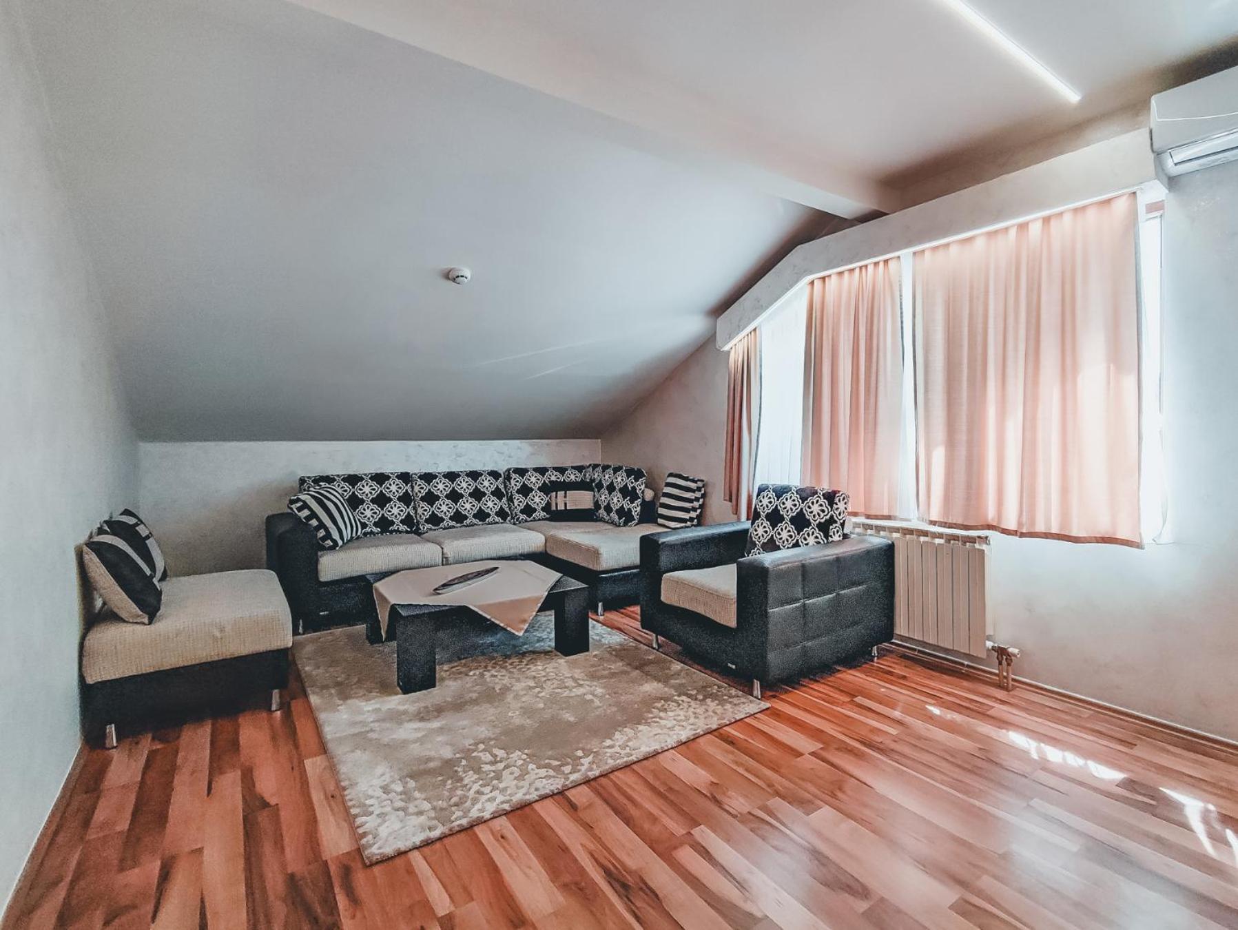 One-Bedroom Apartment photo 2