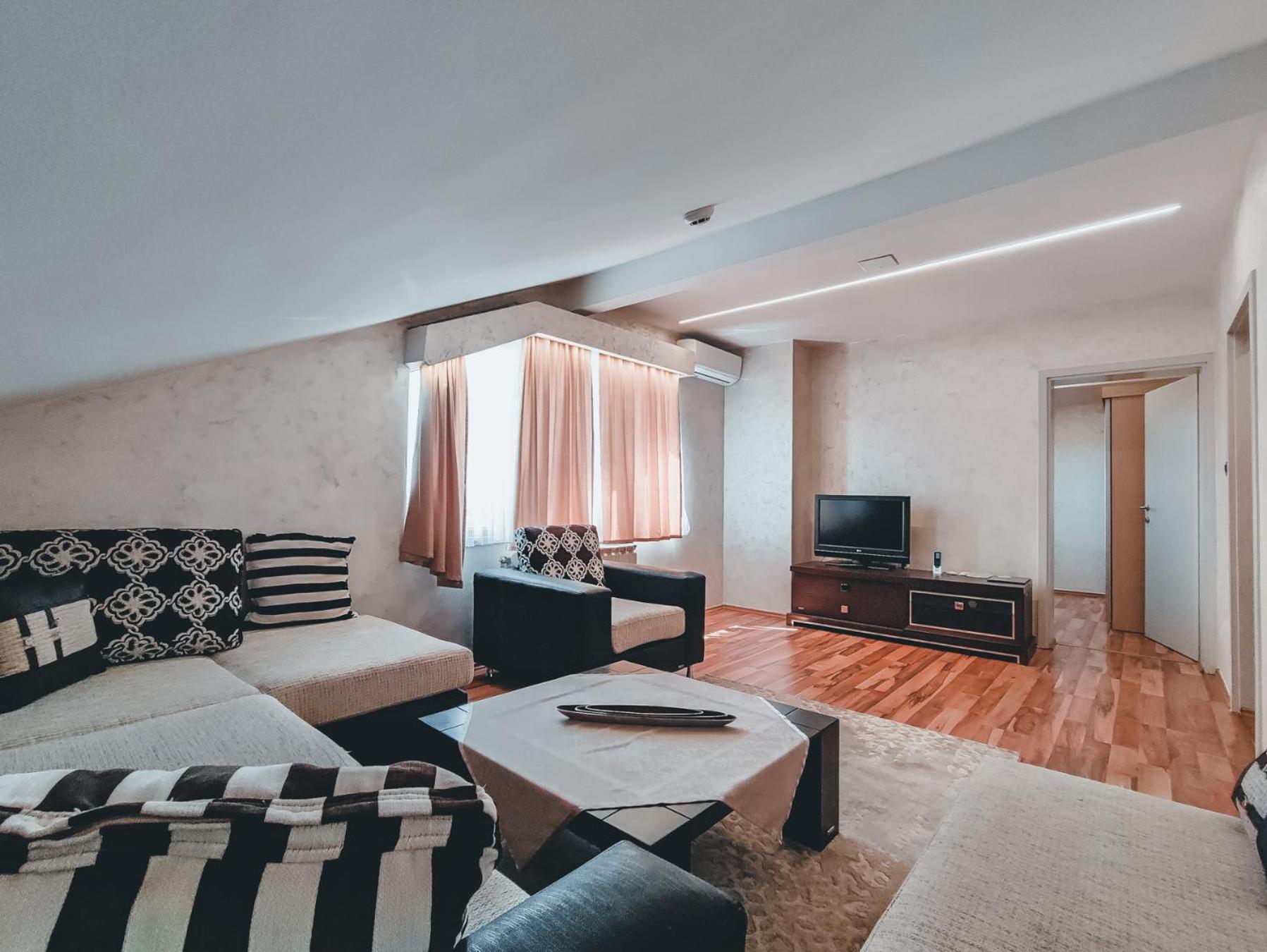 One-Bedroom Apartment photo 1