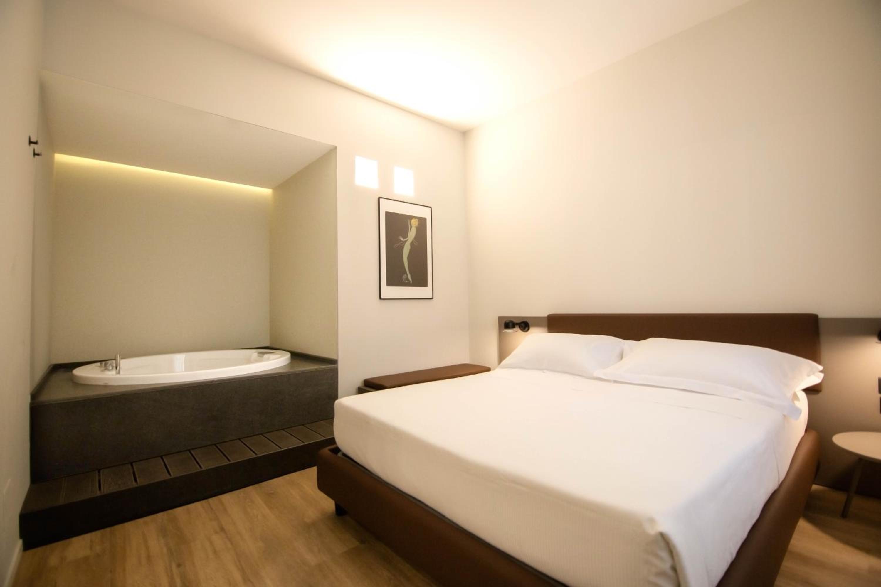 Suite with Spa Bath - Photo 17
