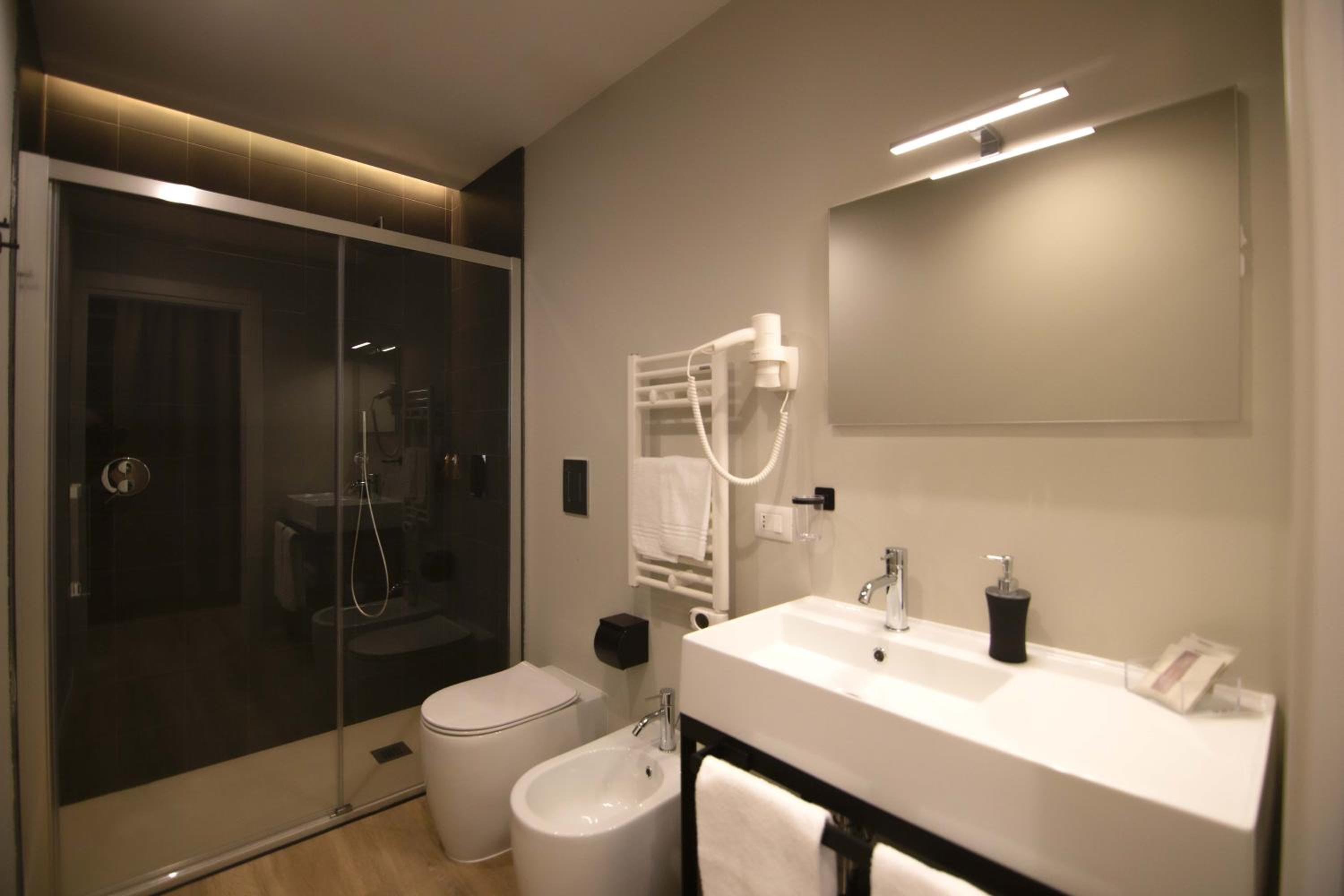 Suite with Spa Bath - Photo 14
