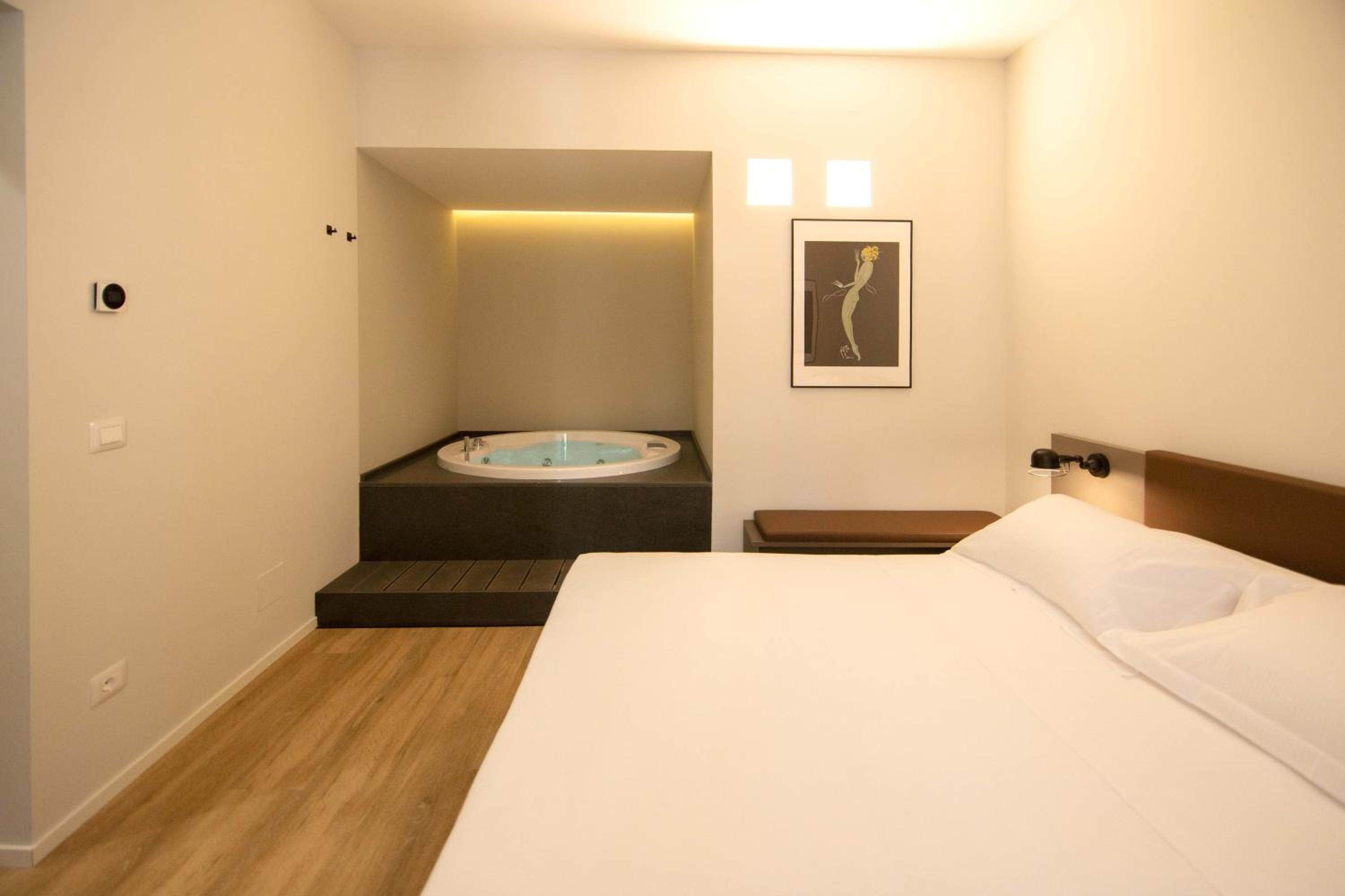 Suite with Spa Bath - Photo 20