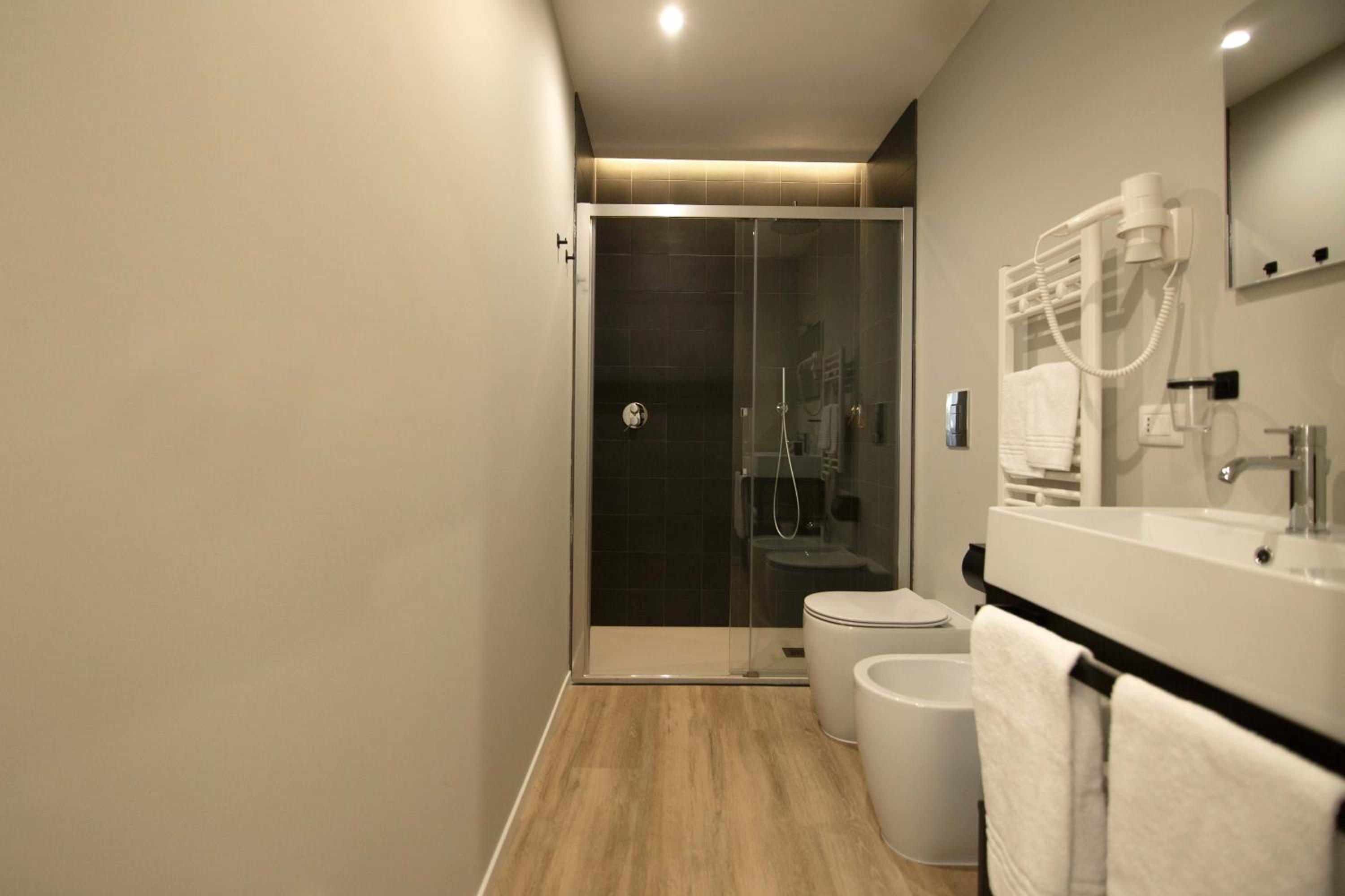 Suite with Spa Bath - Photo 11