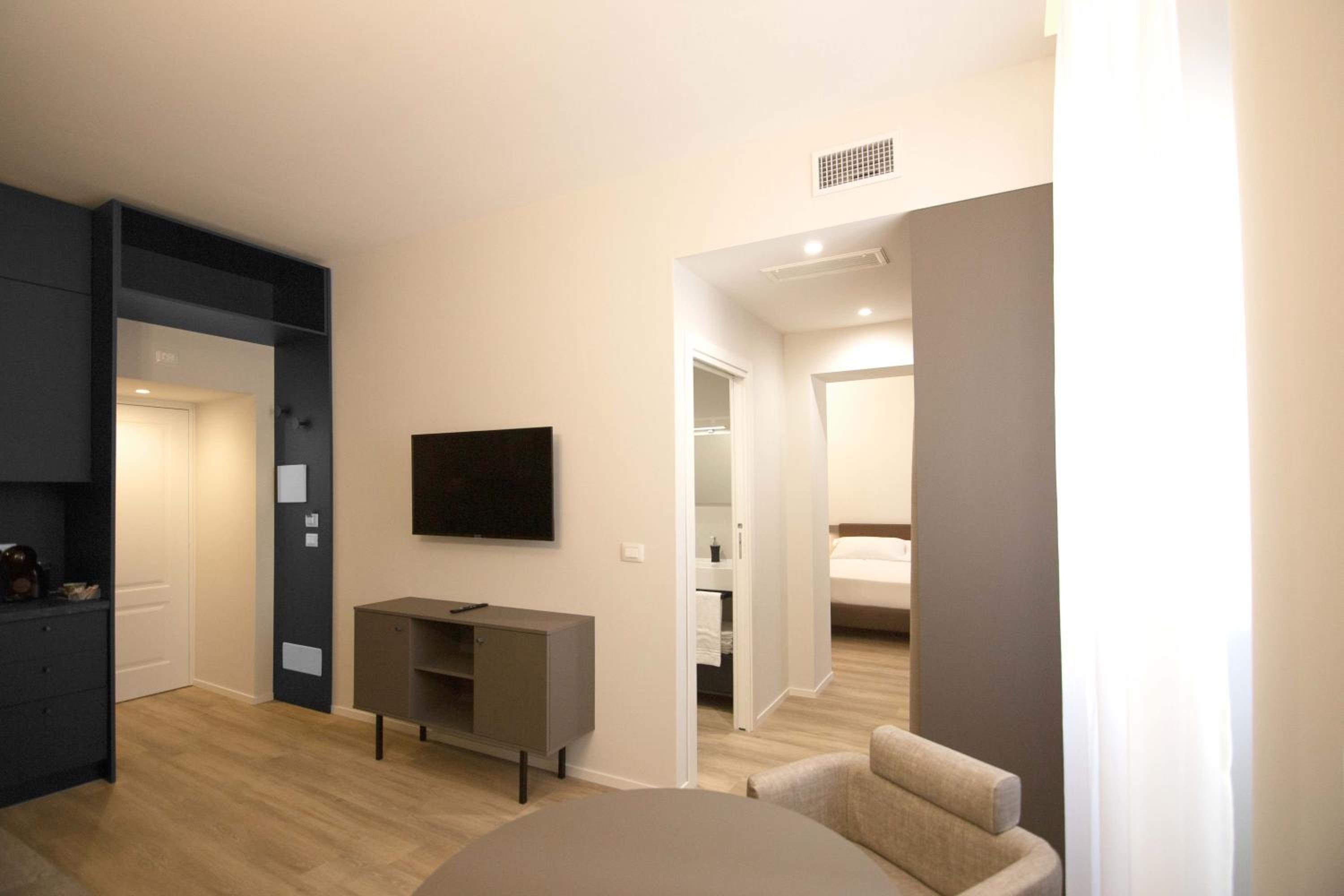 Suite with Spa Bath - Photo 32