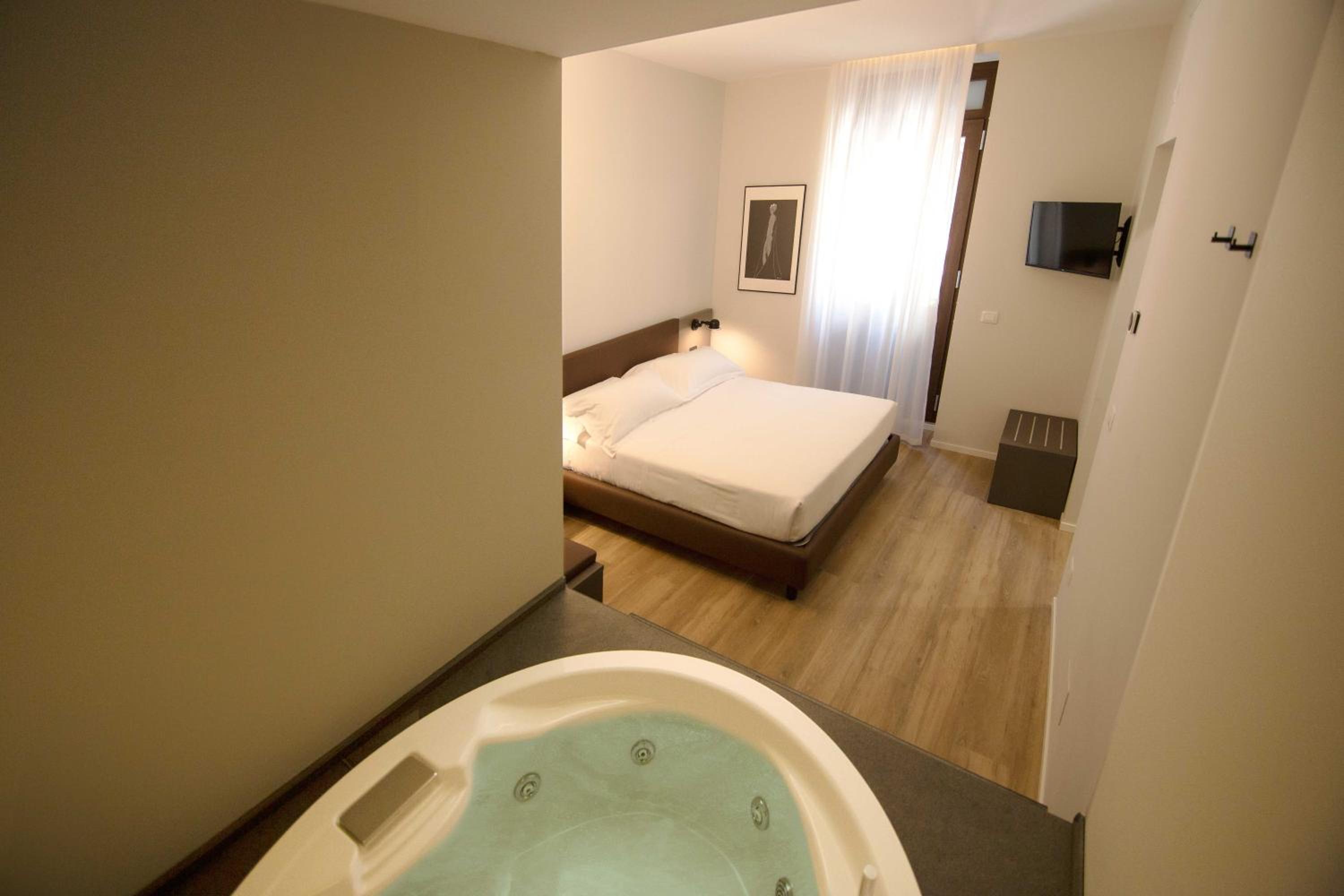 Suite with Spa Bath - Photo 1
