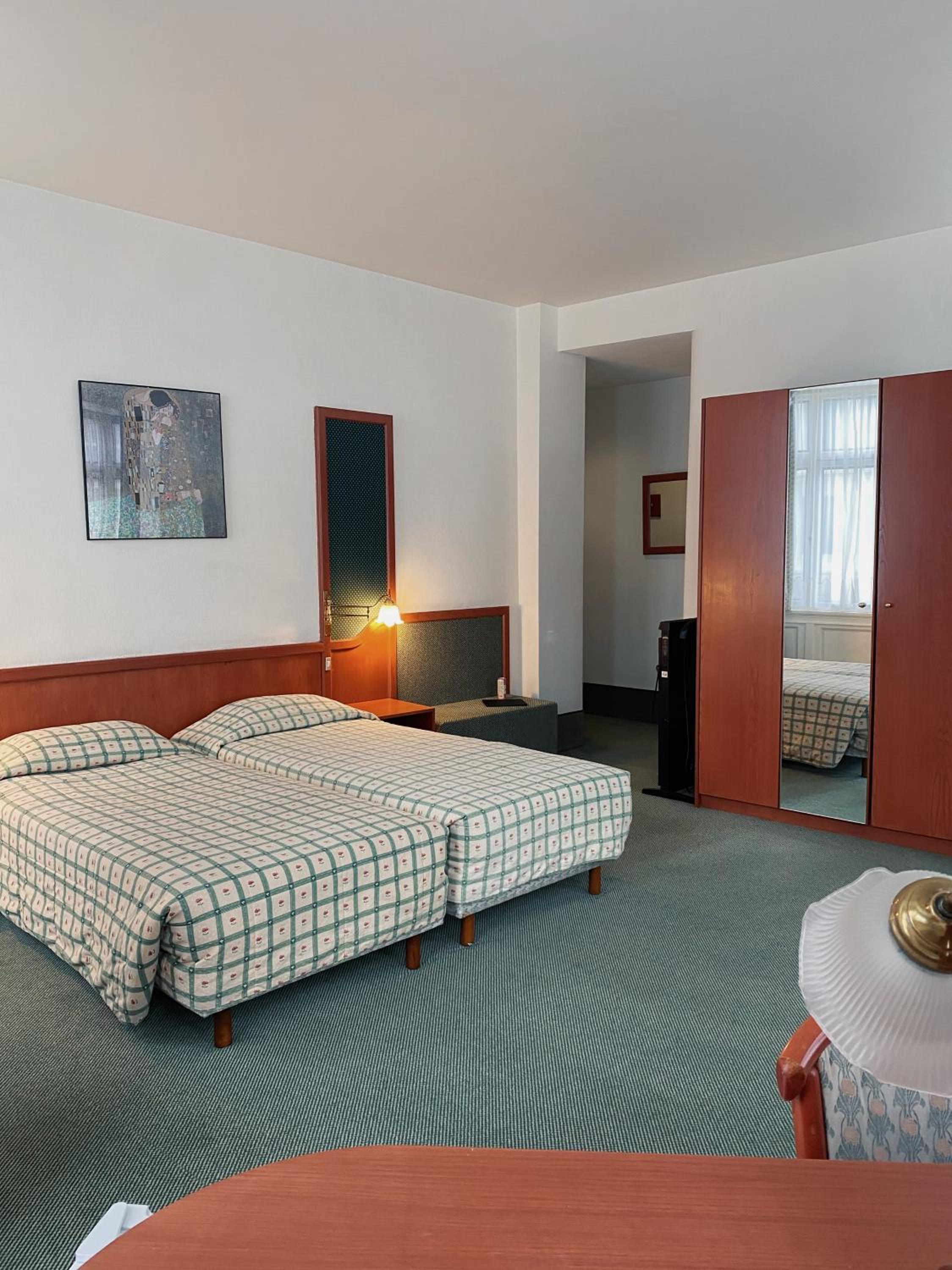 Standard Twin Room - Photo 4