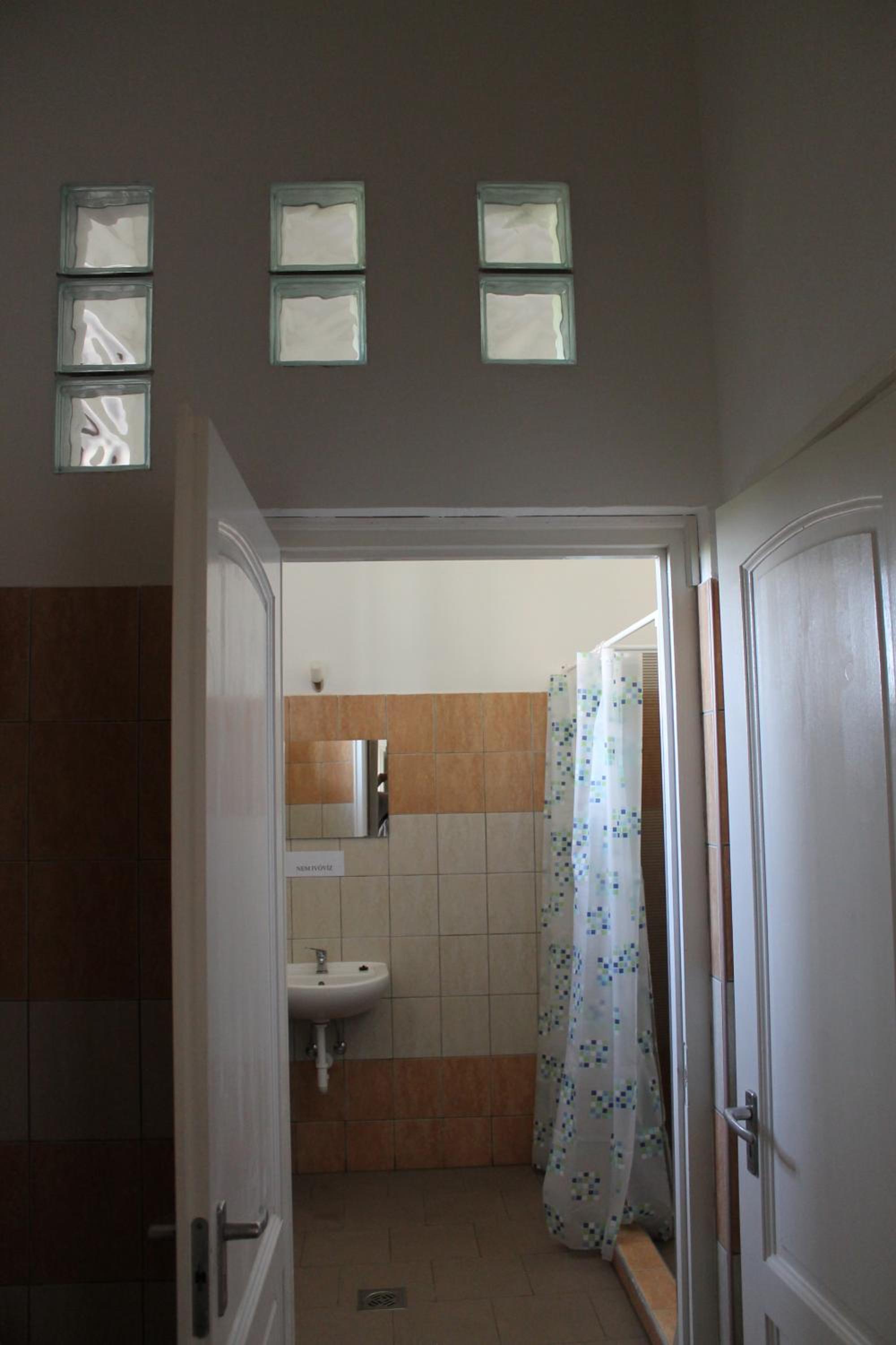 Family Room with Shared Bathroom photo 3