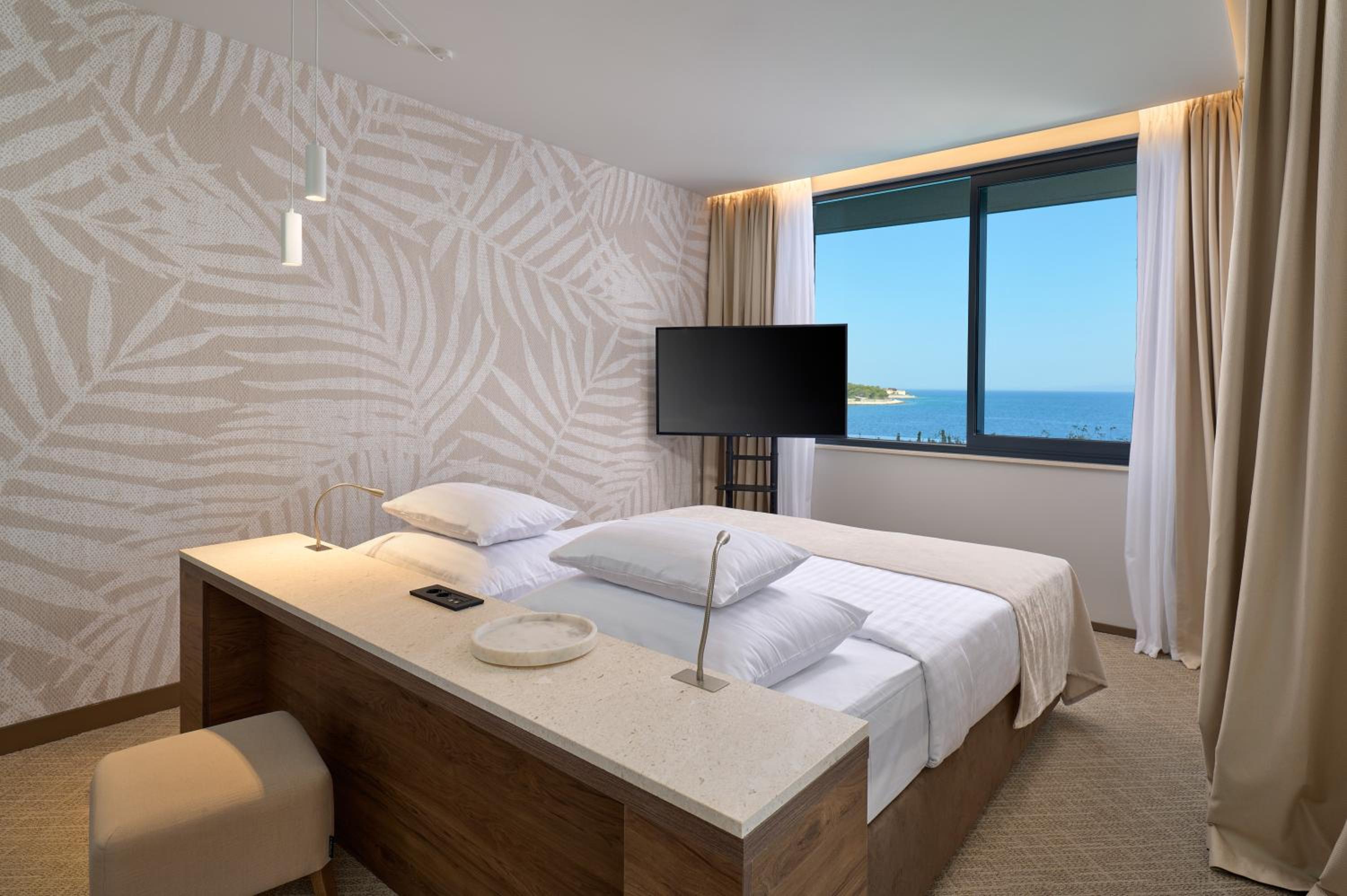 Premium Double or Twin Room with Sofa, Sea View, Balcony - Photo 2