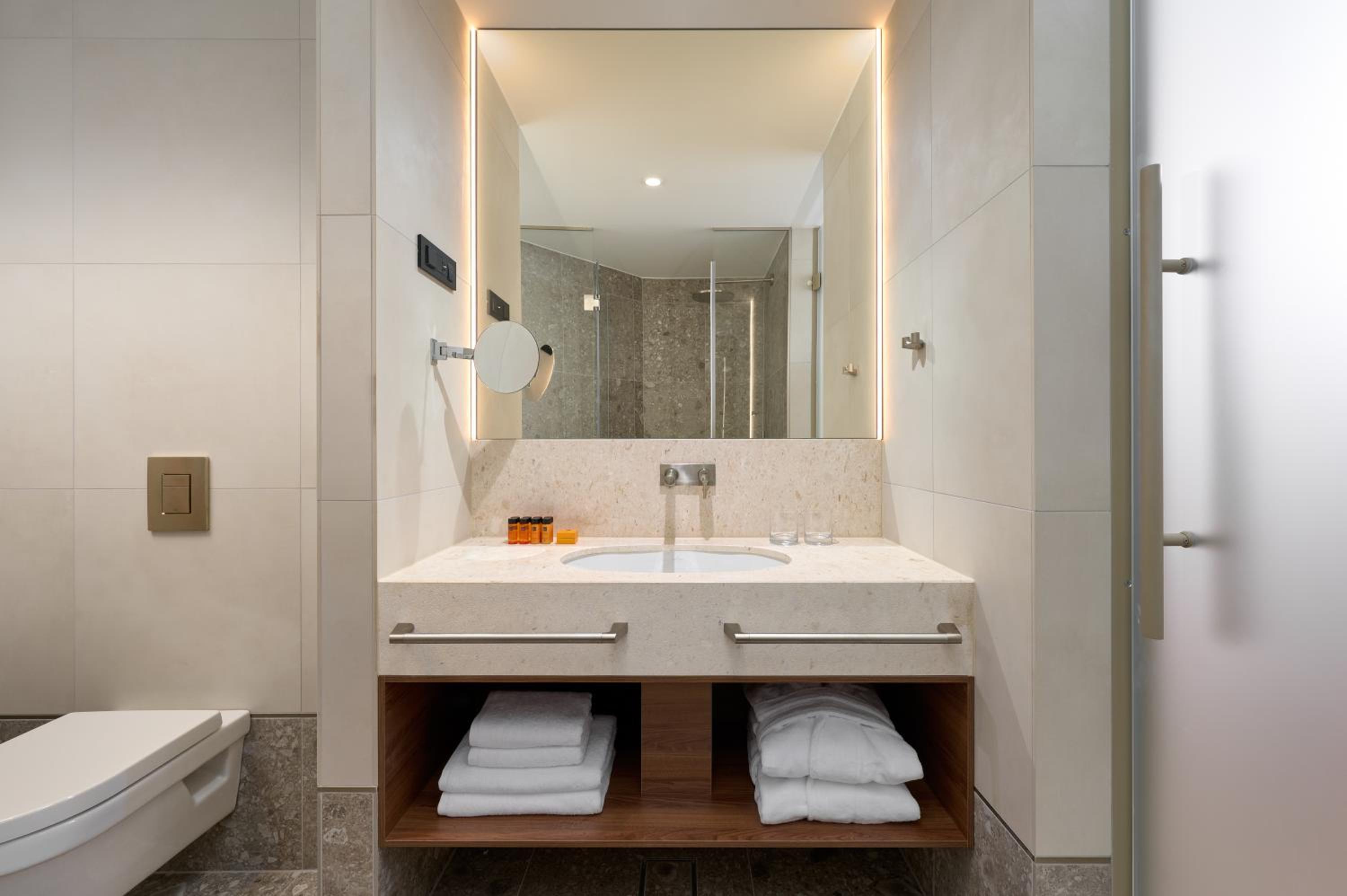 Premium Double or Twin Room with Sofa, Sea View, Balcony - Photo 8