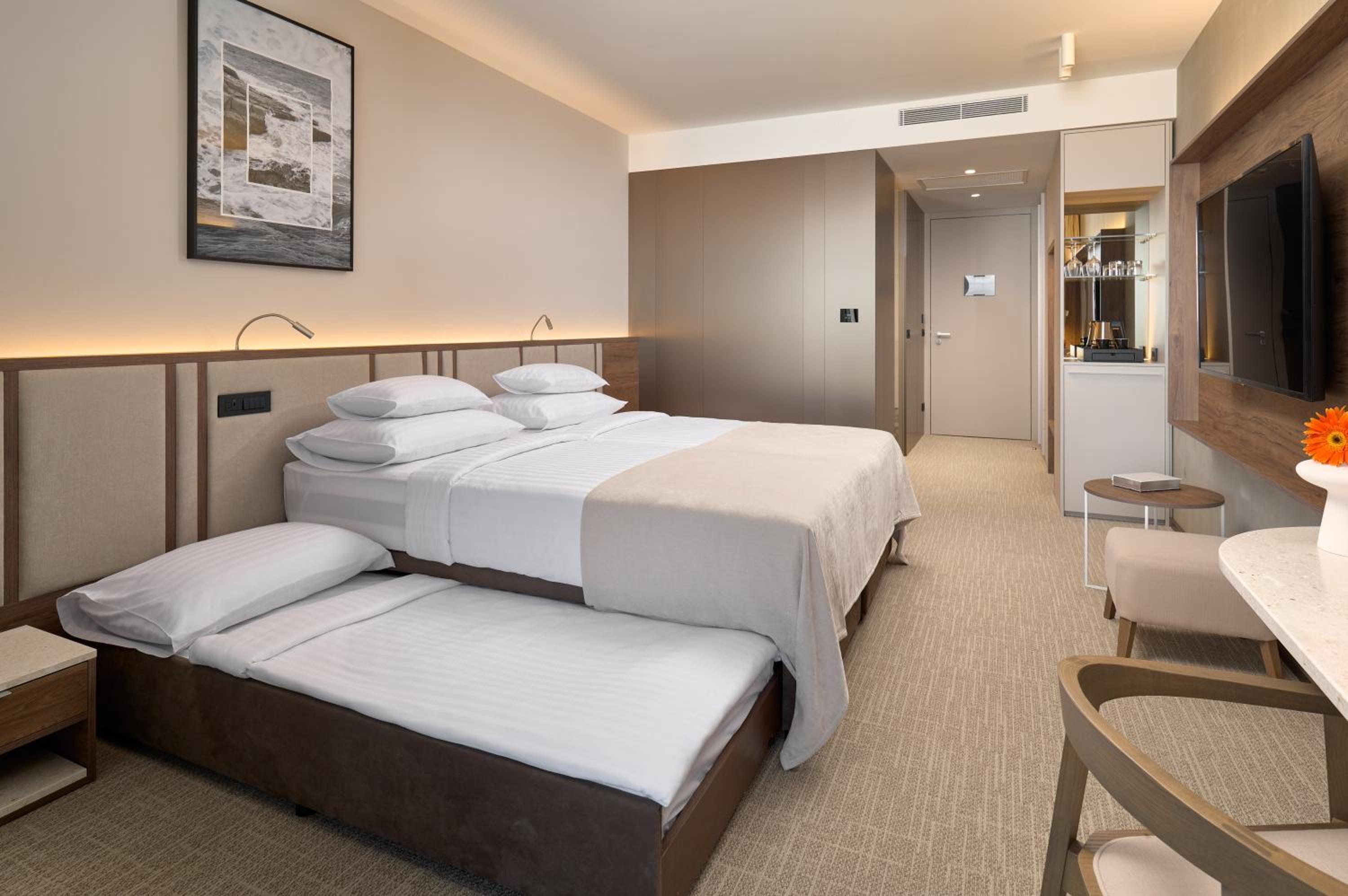 Superior Double or Twin Room, 2 Extra Beds, Sea view, Balcony - Photo 1