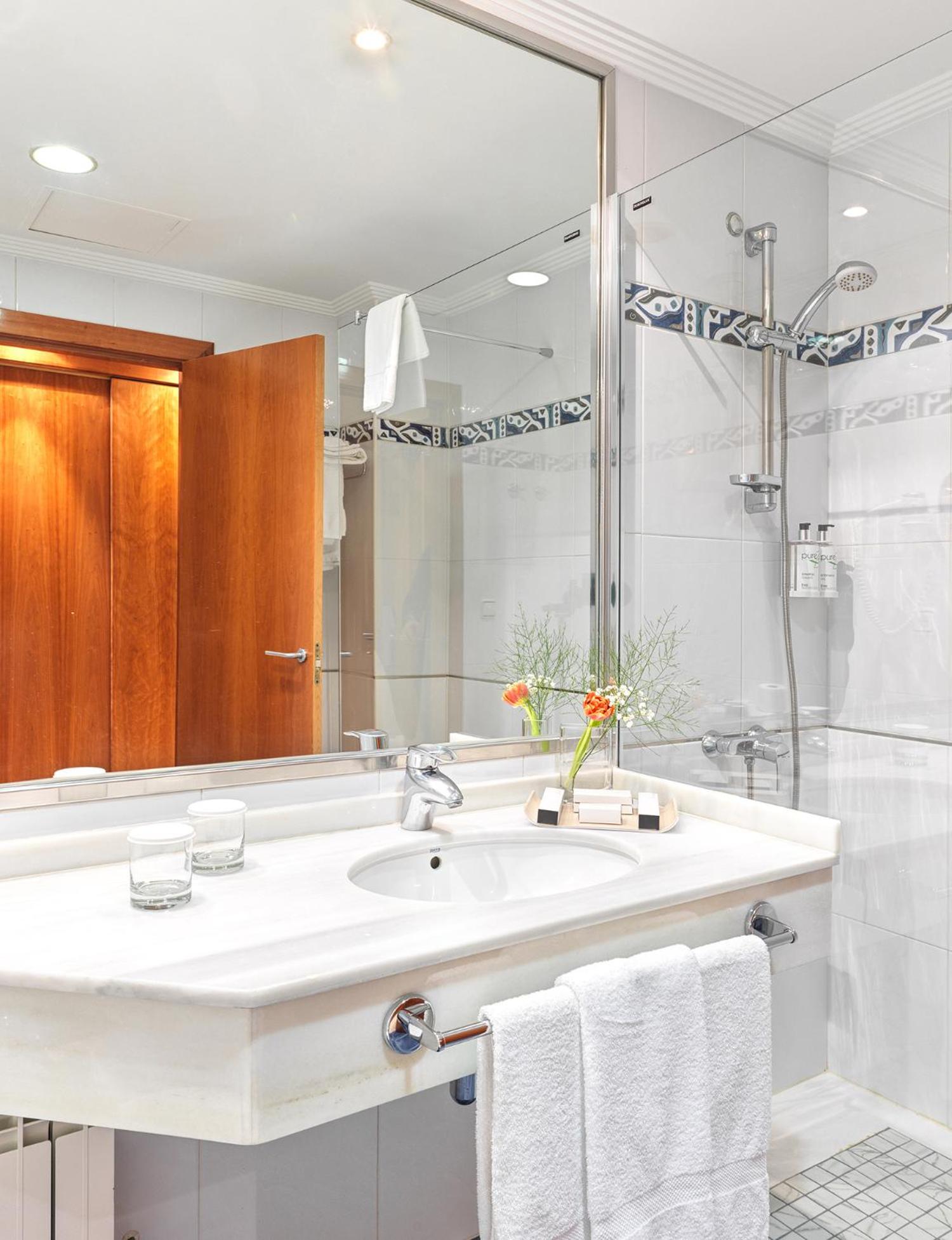 Triple Room (2 Adults + 1 Child) photo 3
