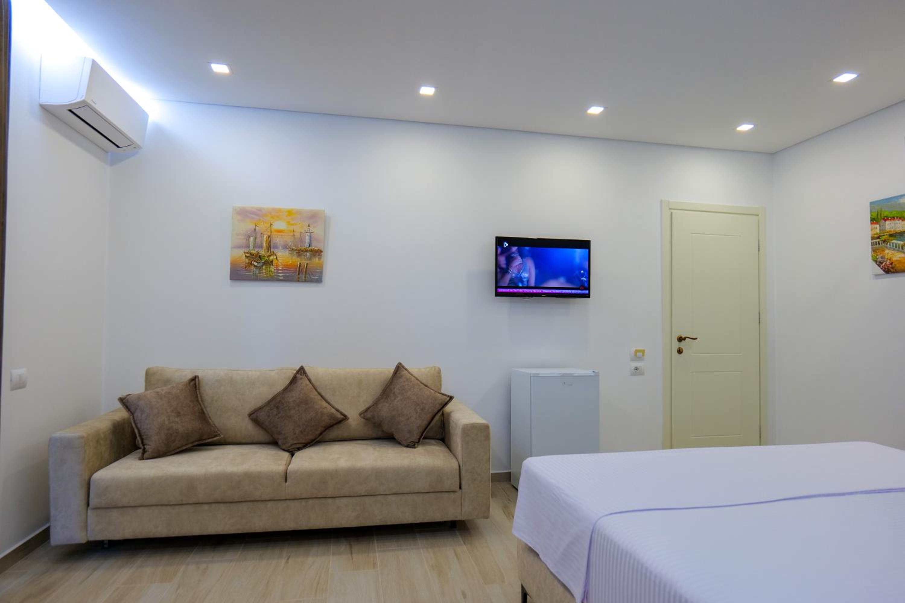 Quadruple Room with Balcony photo 3