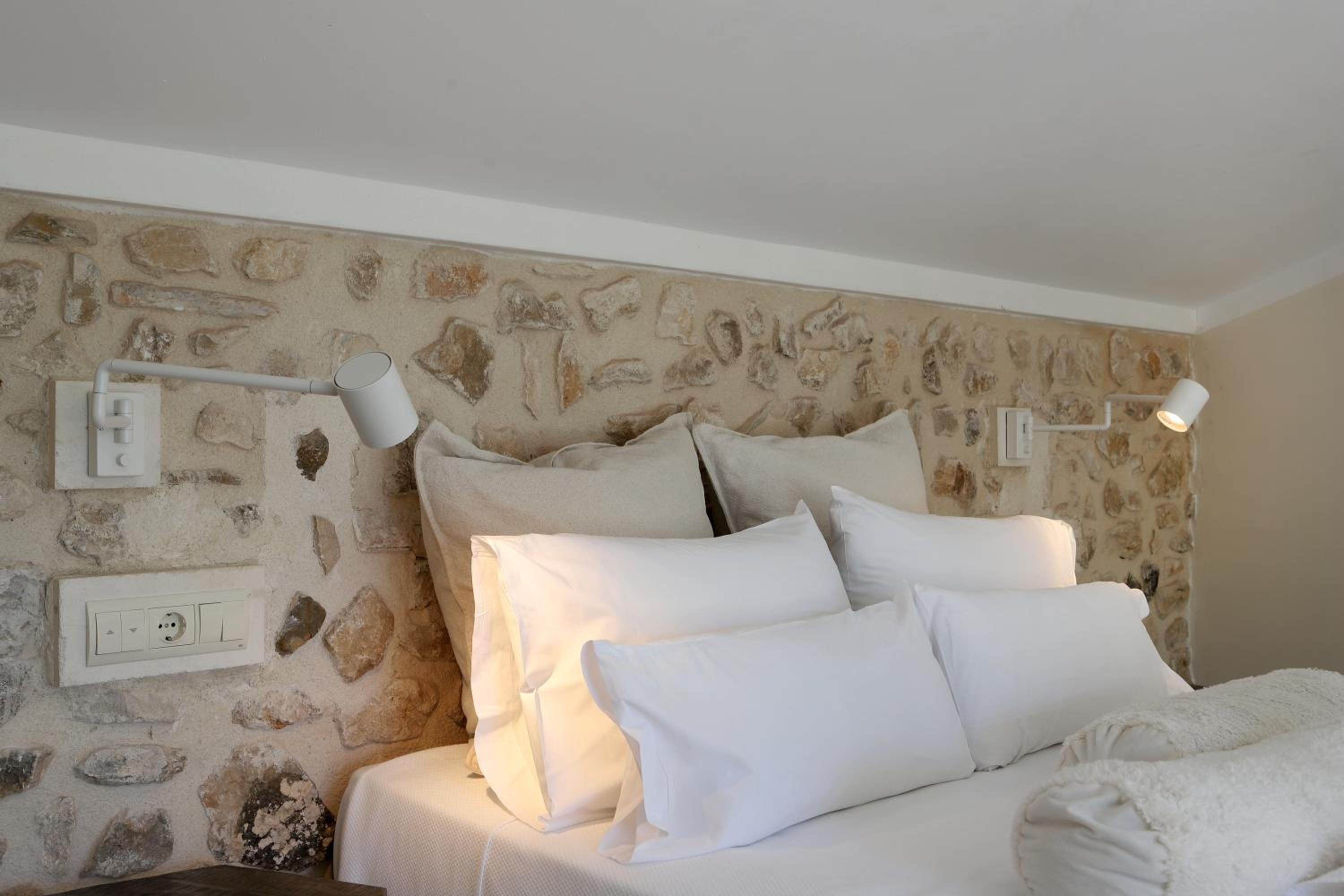 Deluxe Double Room - Photo 9