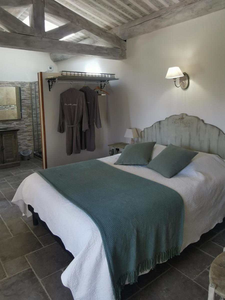 Deluxe King Room - Photo 12