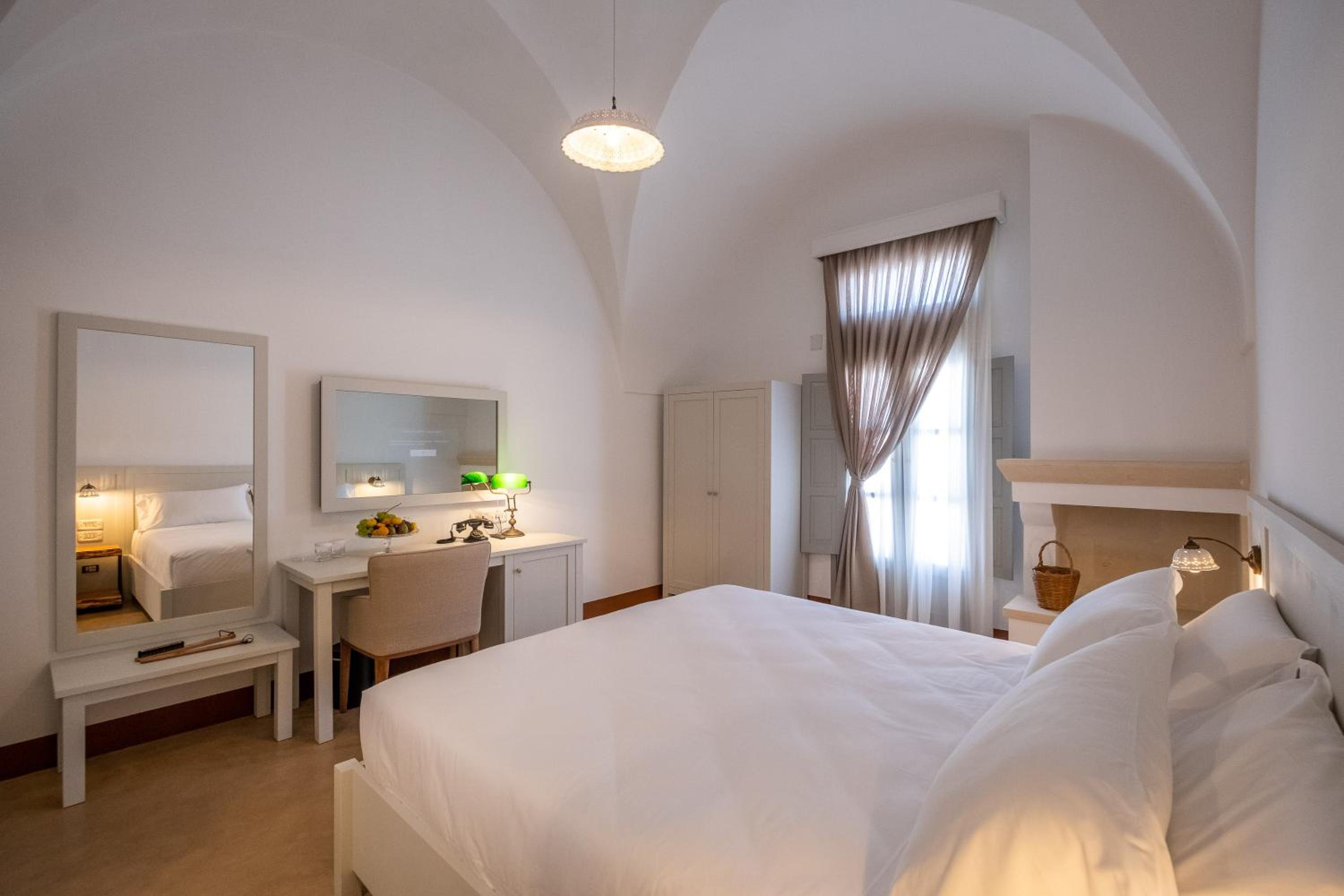 Standard Double Room - Photo 9