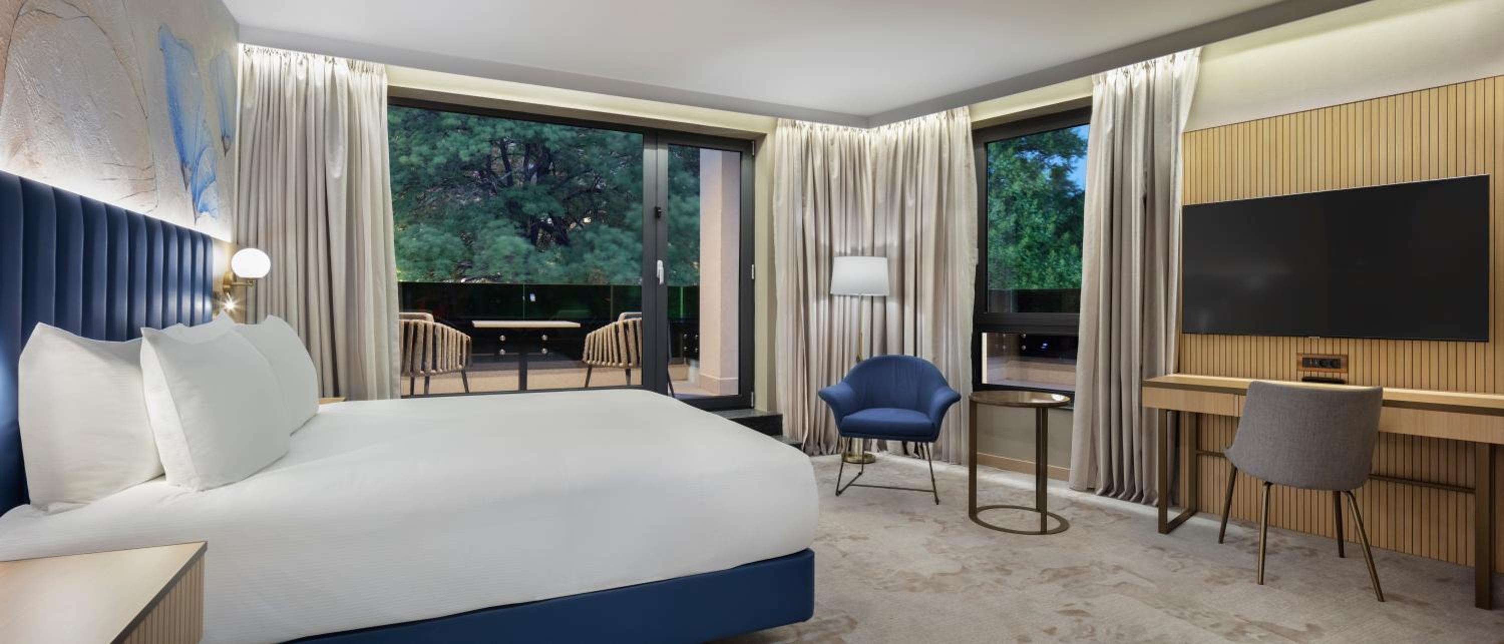 Superior King Room with Balcony - Photo 4
