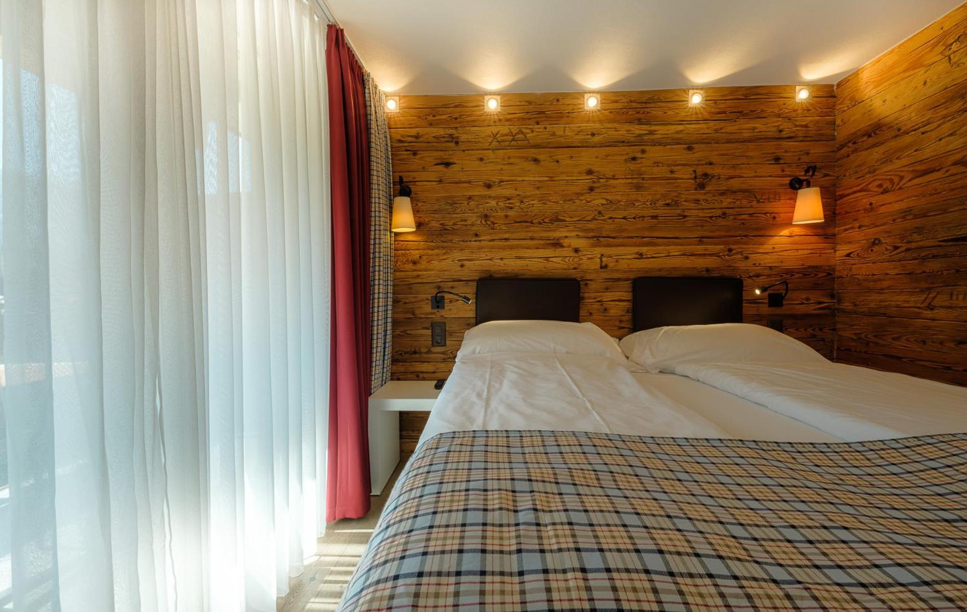 Romantic Double Room with Balcony and Matterhorn View - Photo 8