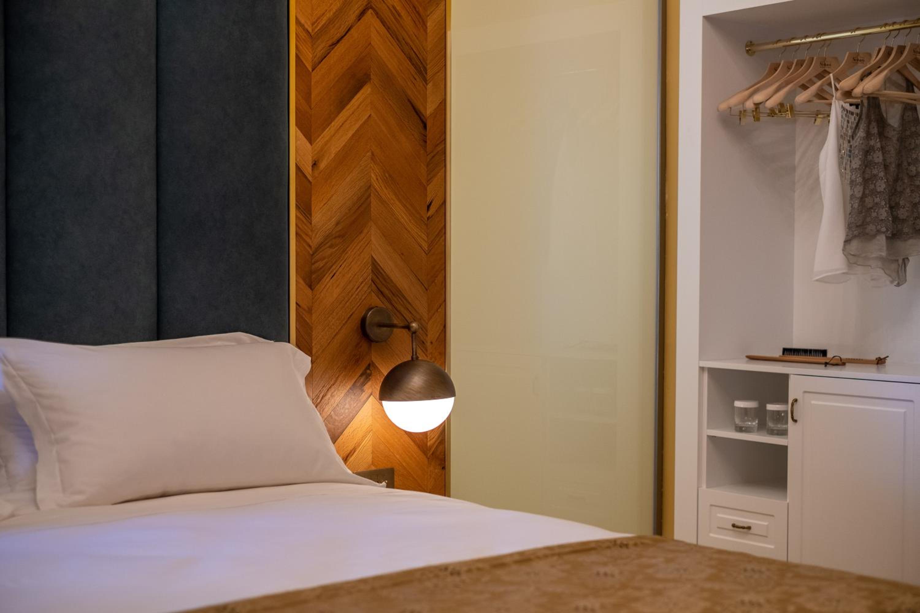 Deluxe King Room - Photo 12