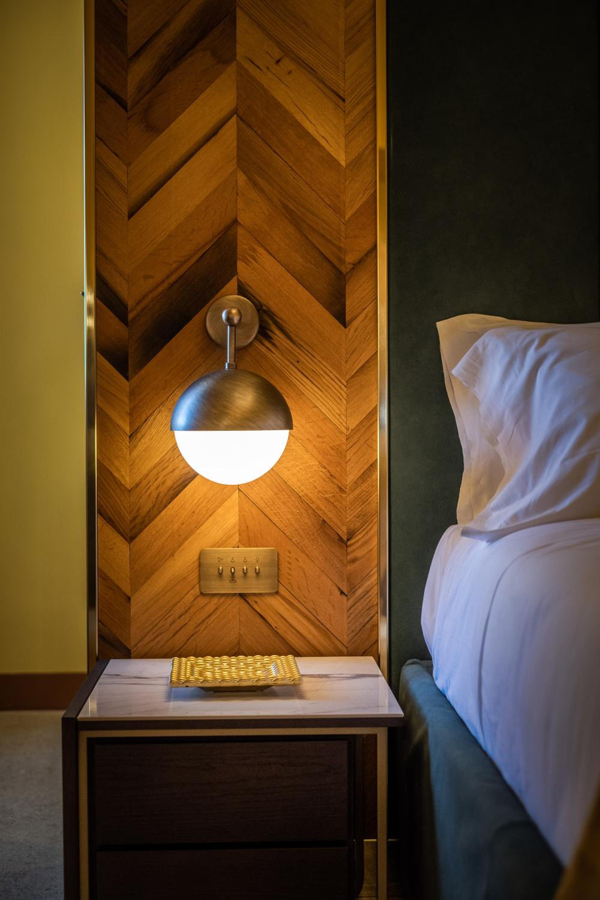 Deluxe King Room - Photo 13