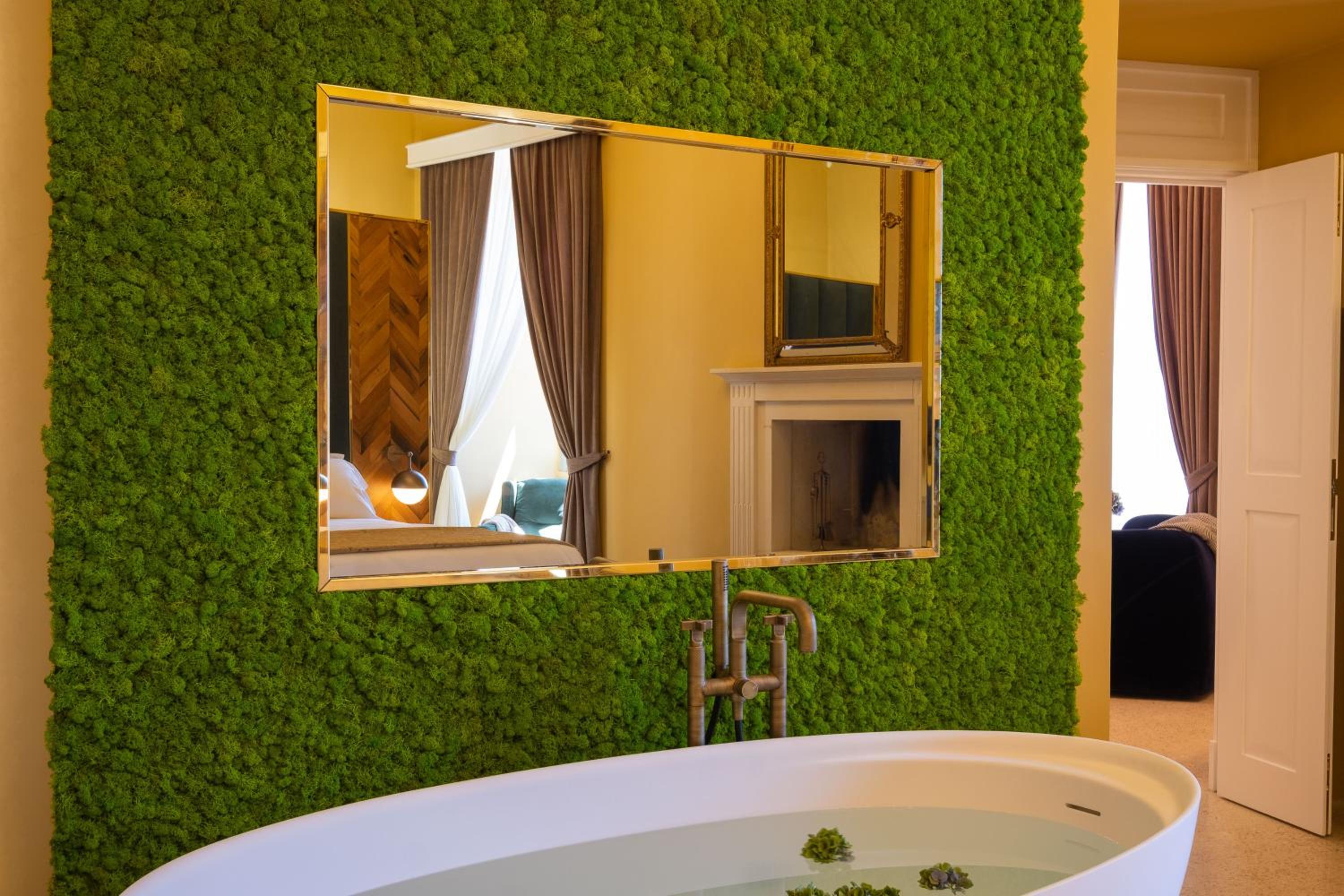 Deluxe King Room - Photo 10