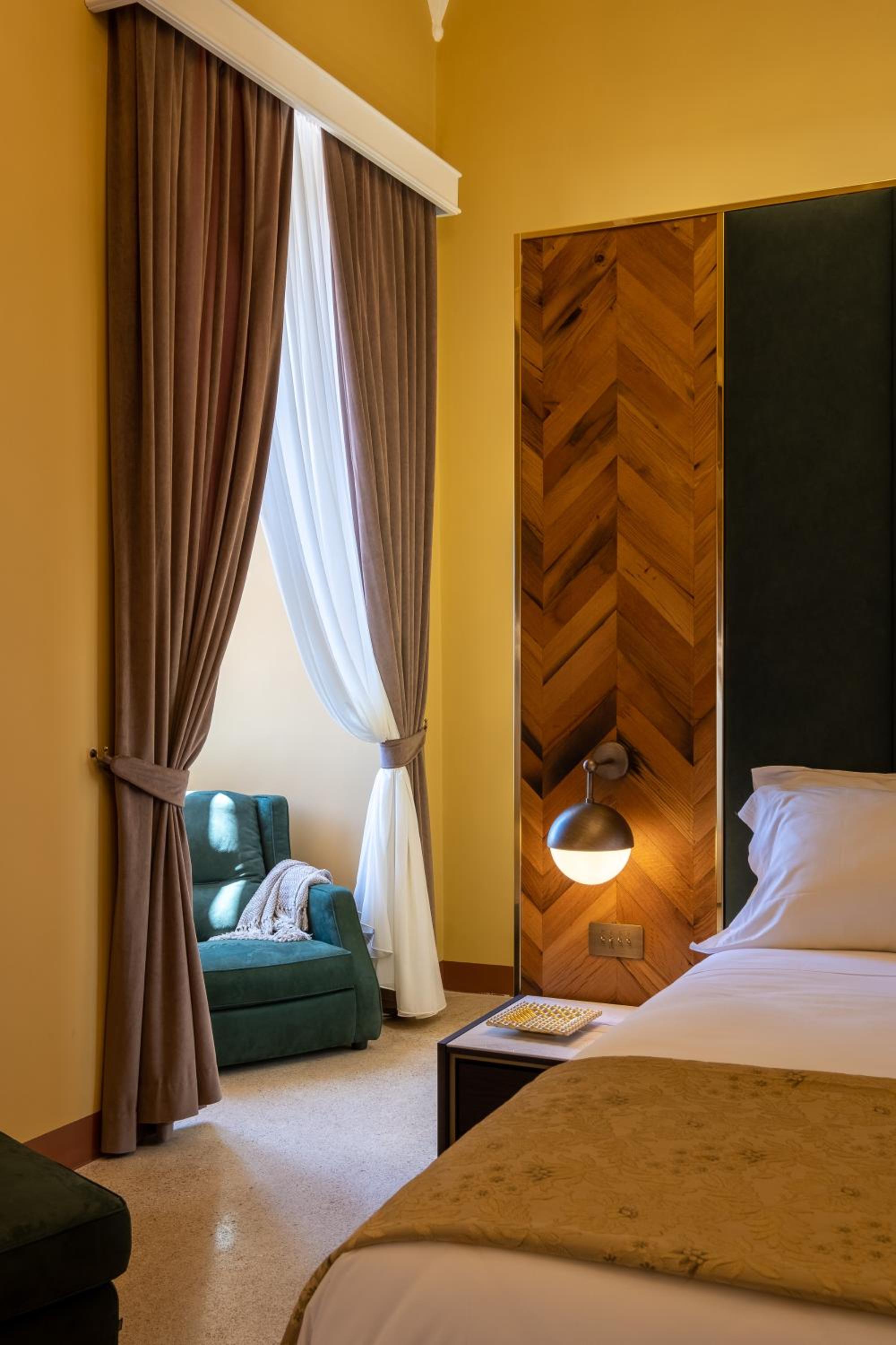 Deluxe King Room - Photo 8