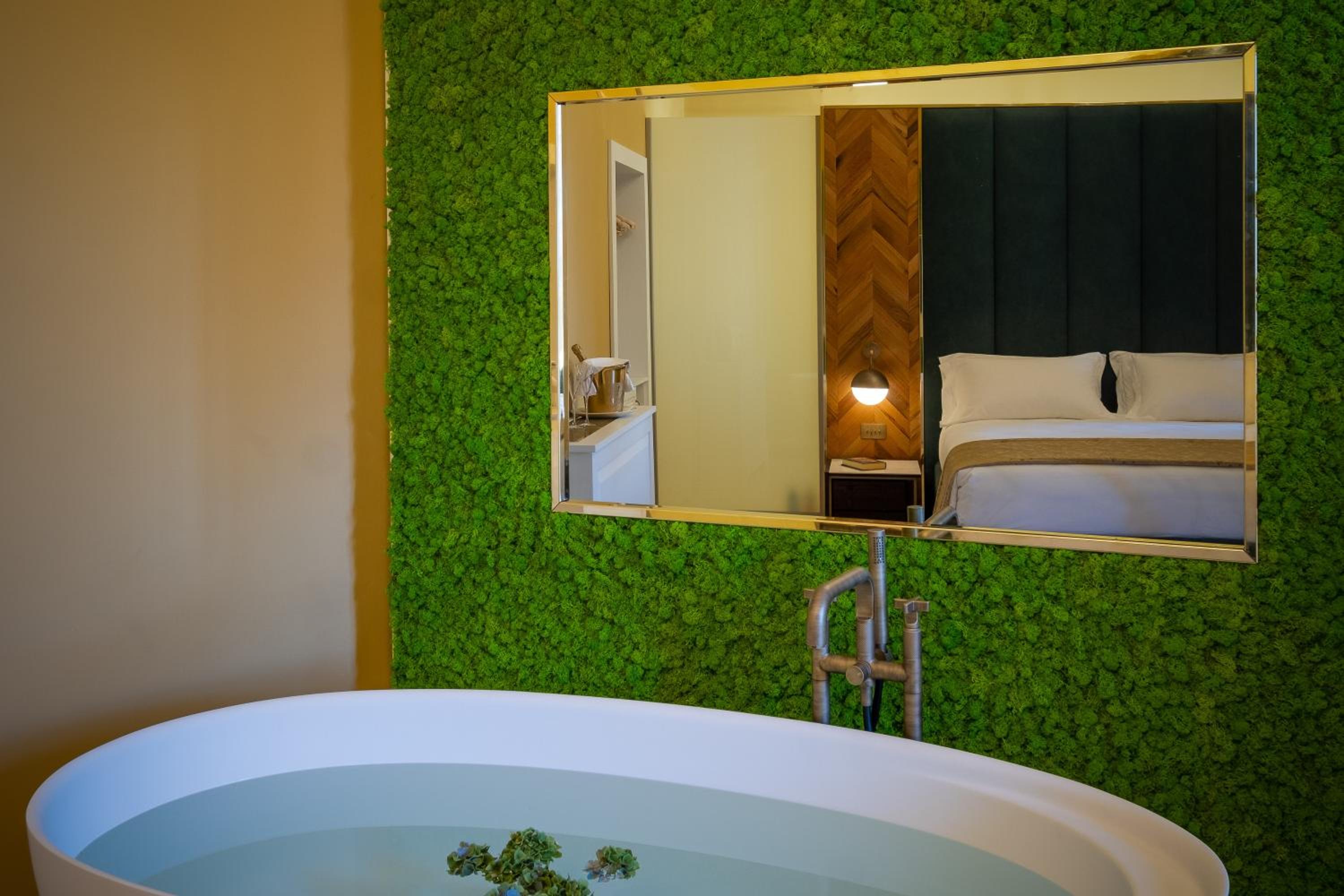 Deluxe King Room - Photo 7