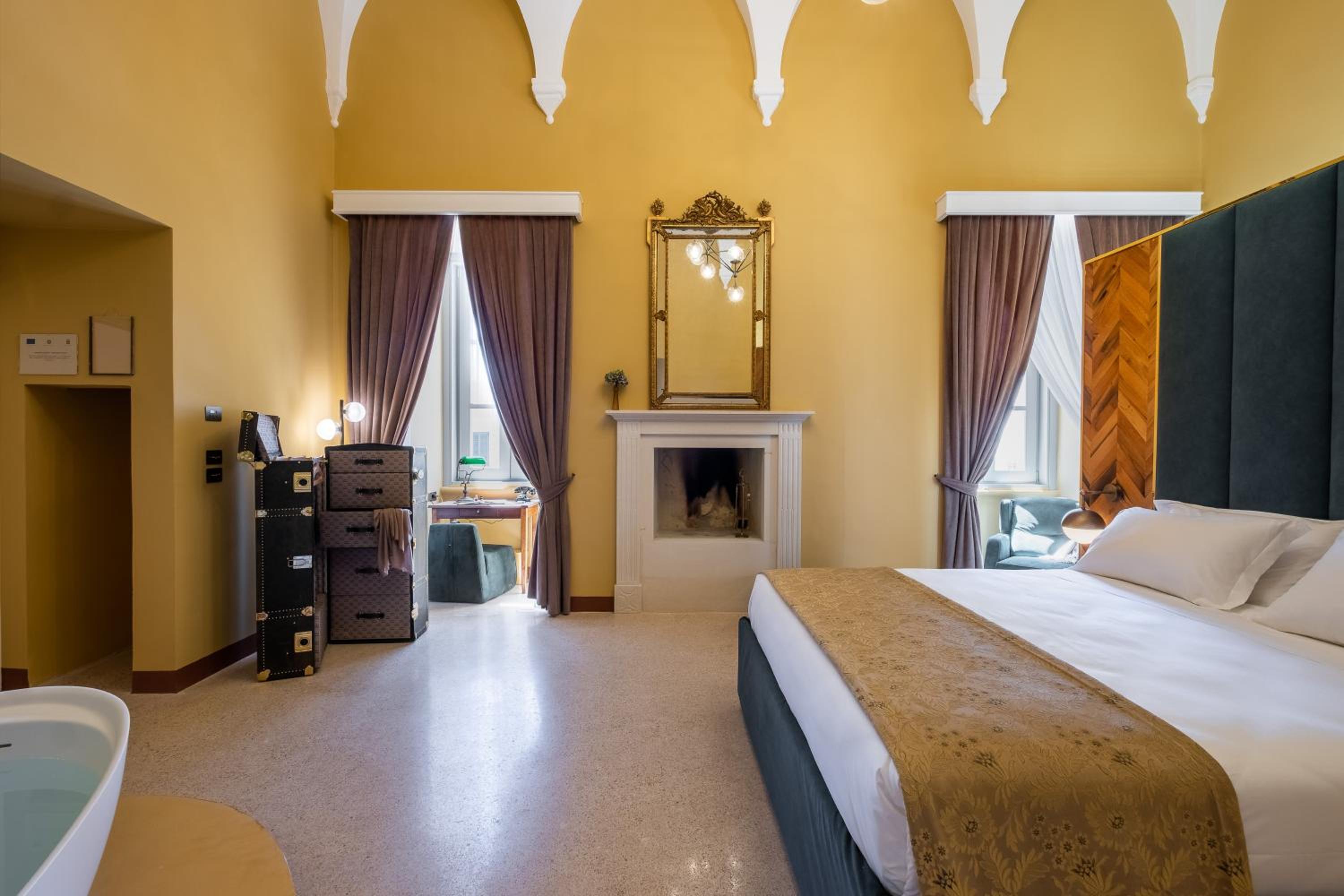 Deluxe King Room - Photo 14