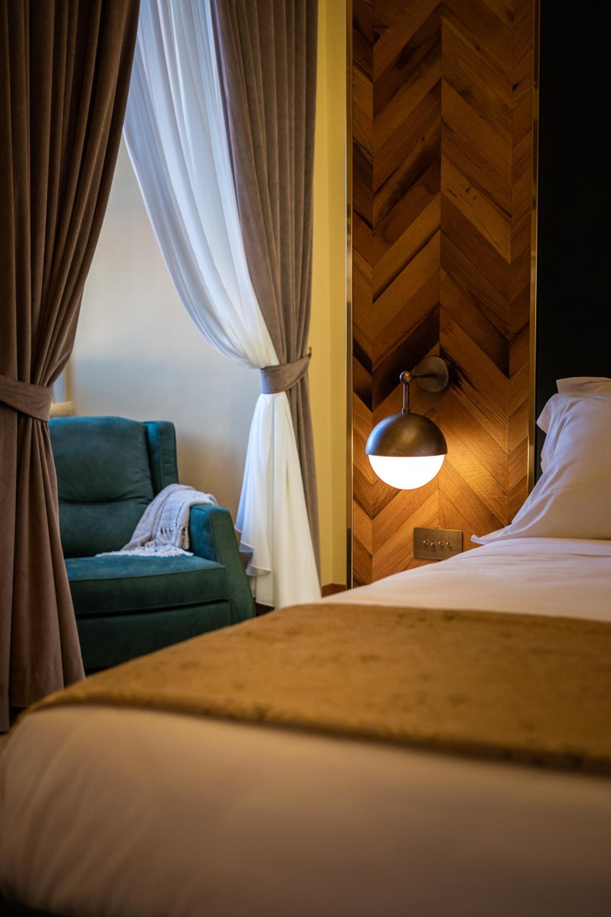 Deluxe King Room - Photo 6