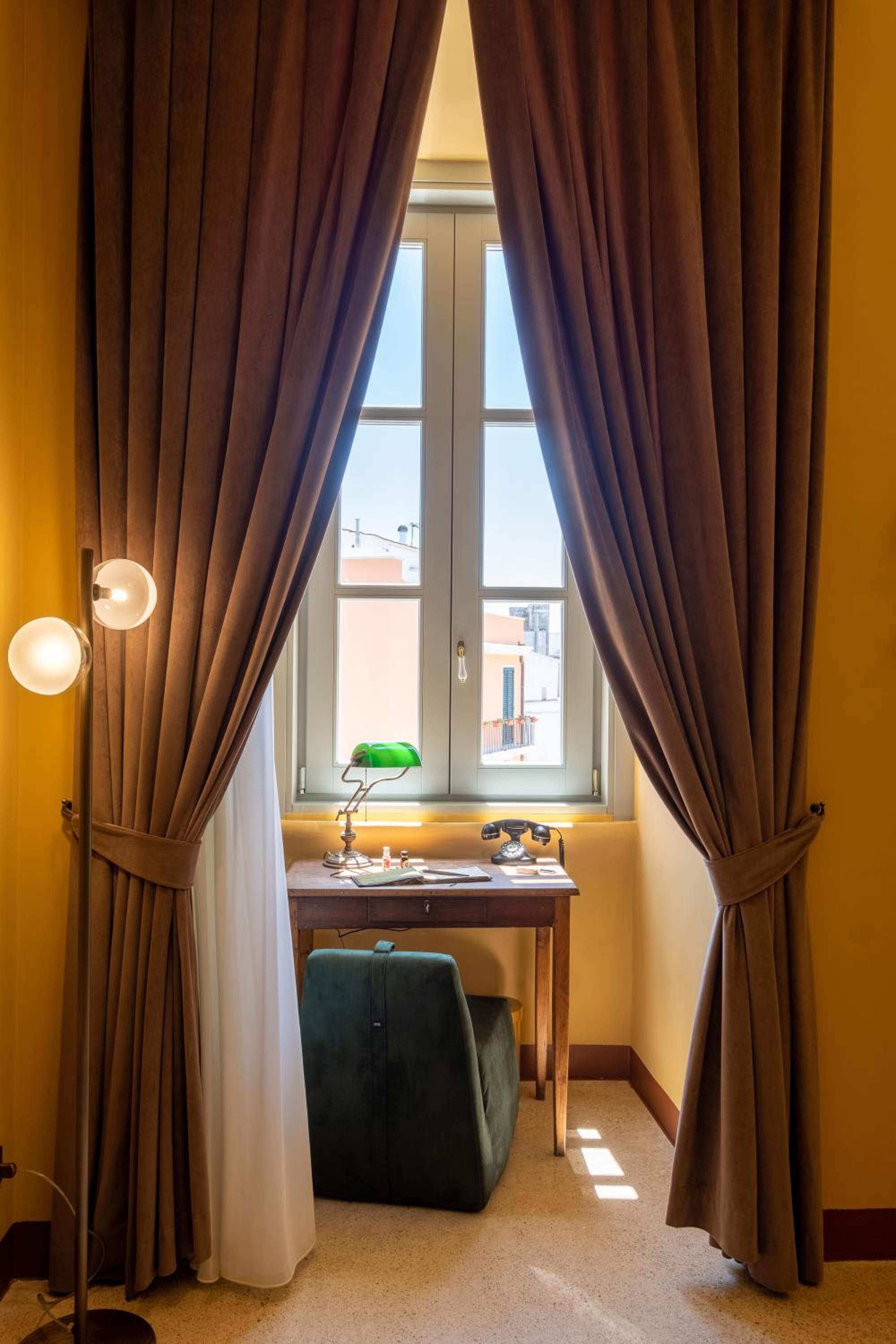 Deluxe King Room - Photo 4
