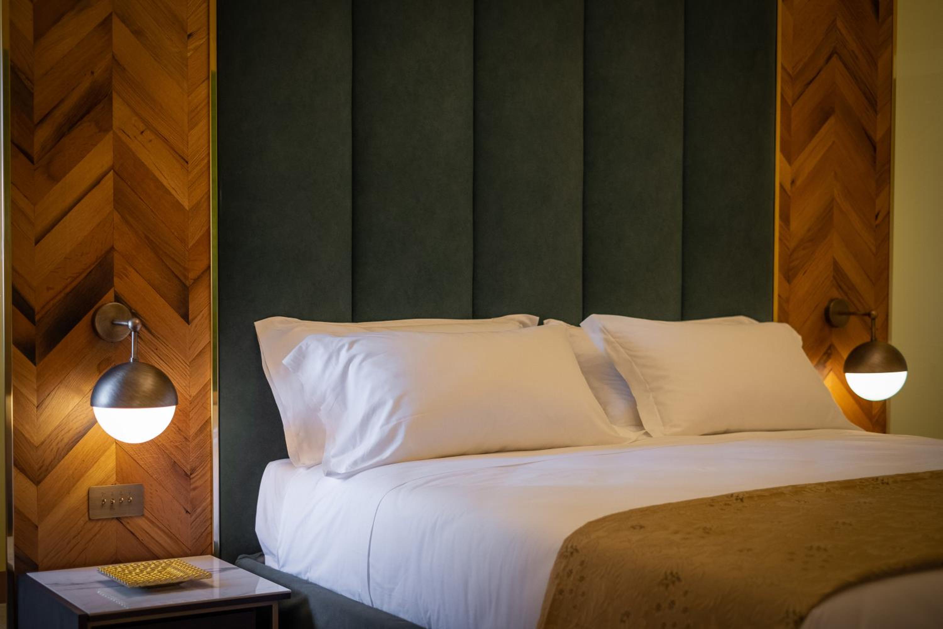 Deluxe King Room - Photo 1