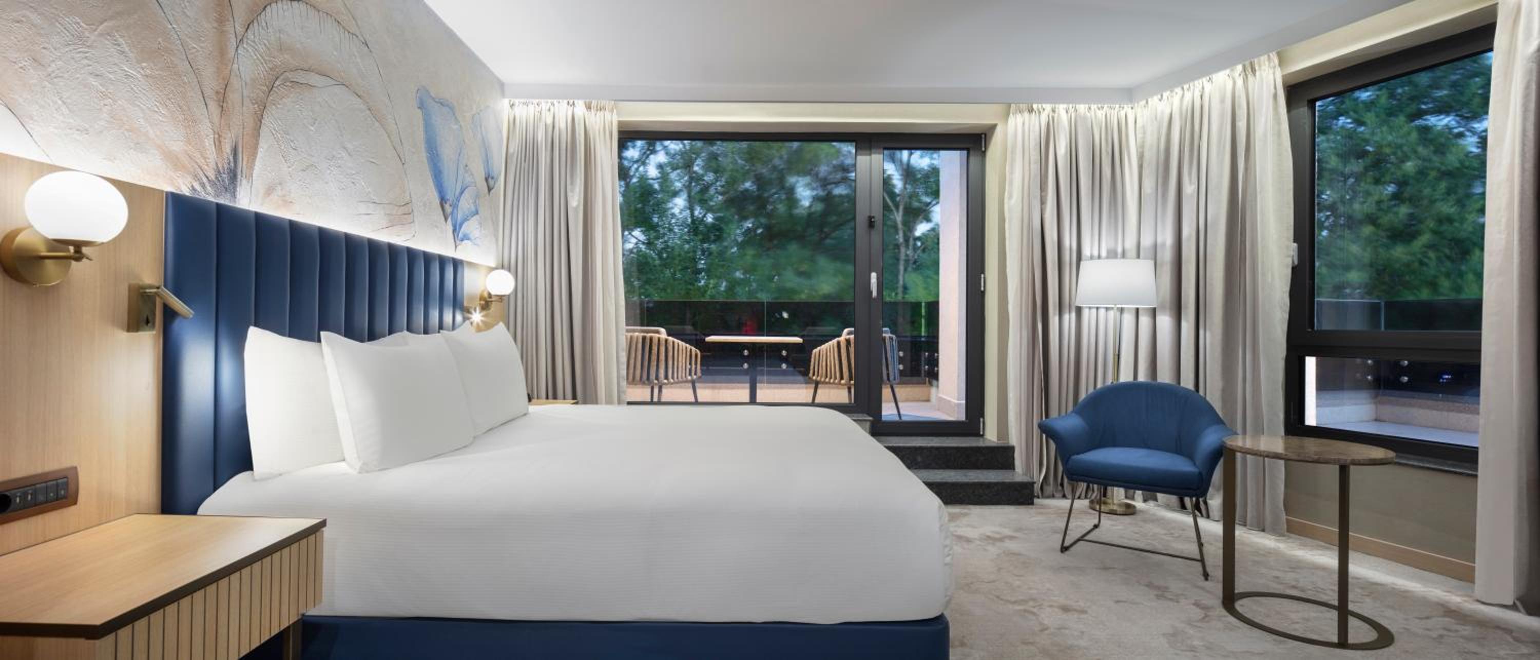 Superior King Room with Balcony - Photo 9