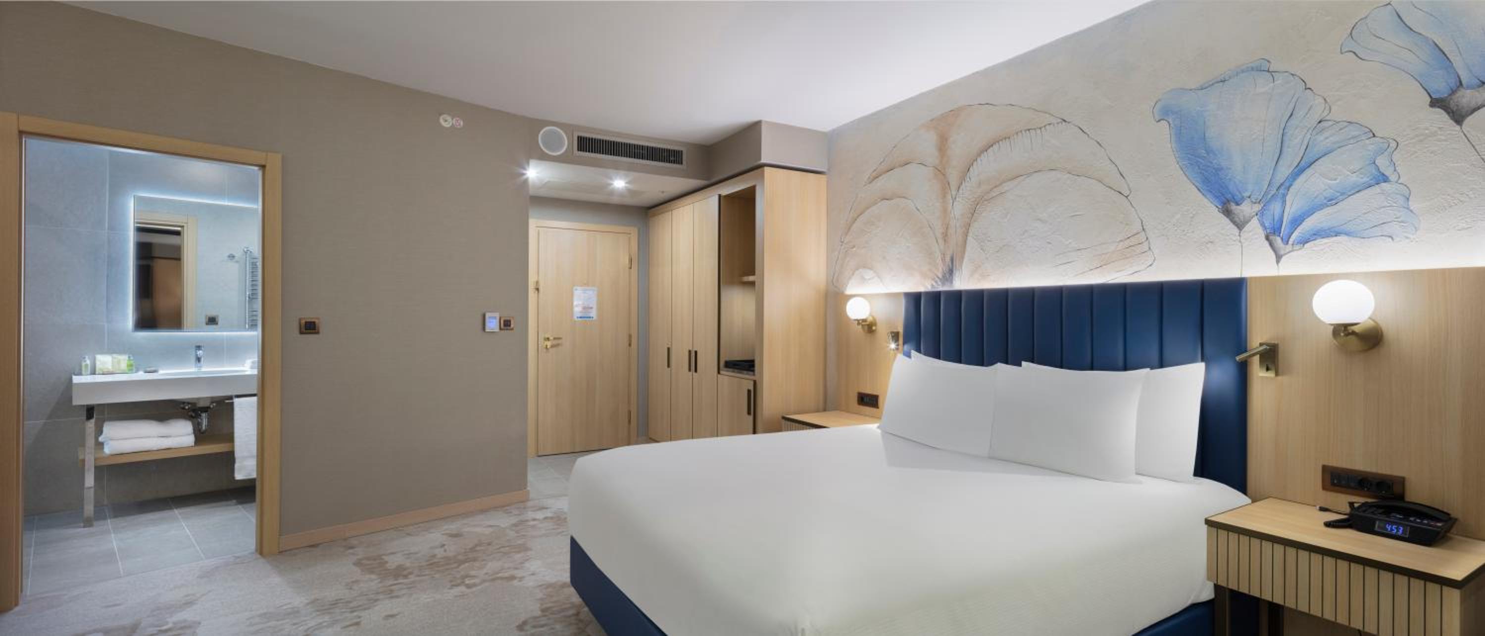 Superior King Room with Balcony - Photo 5