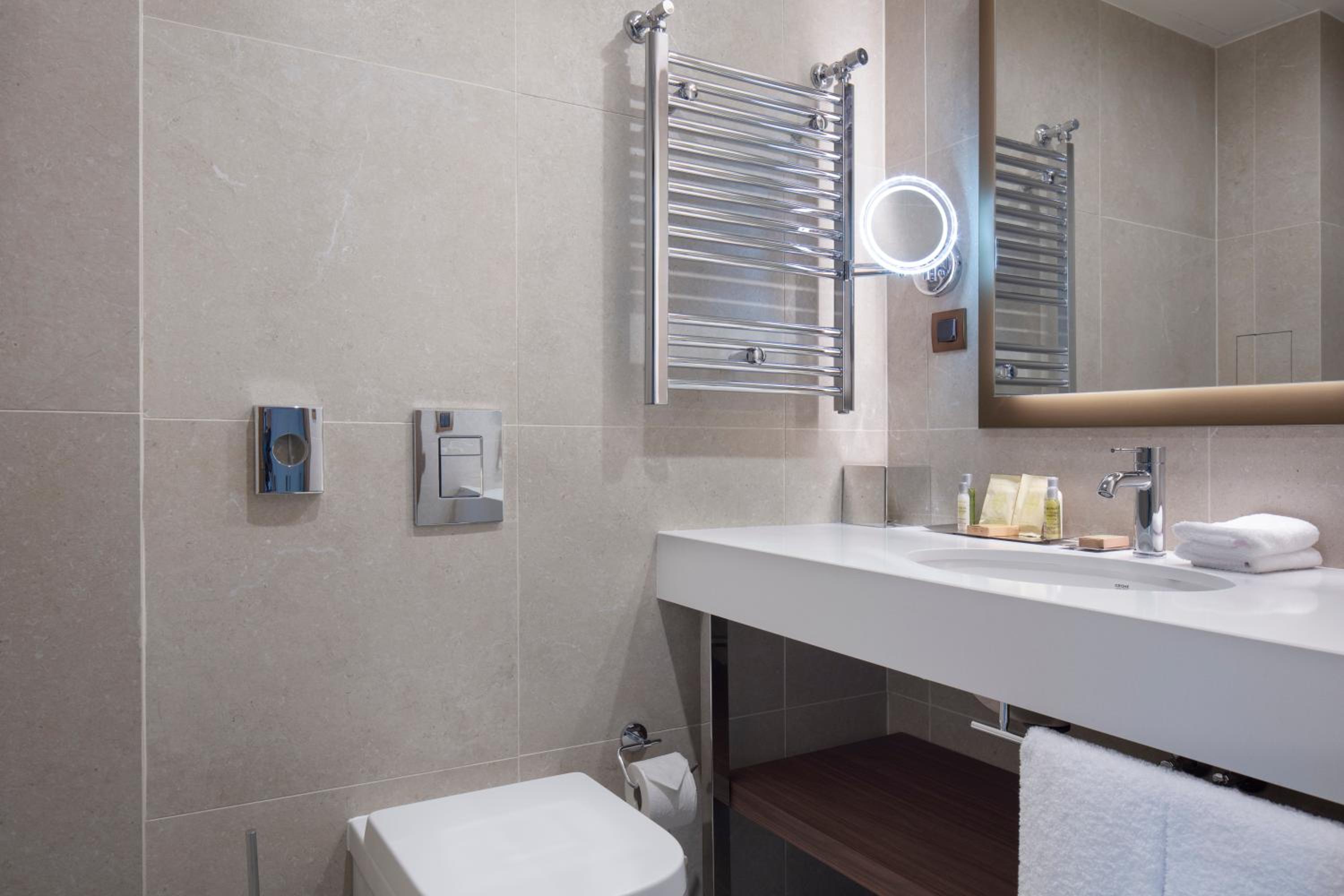 One-Bedroom King Suite - Photo 6