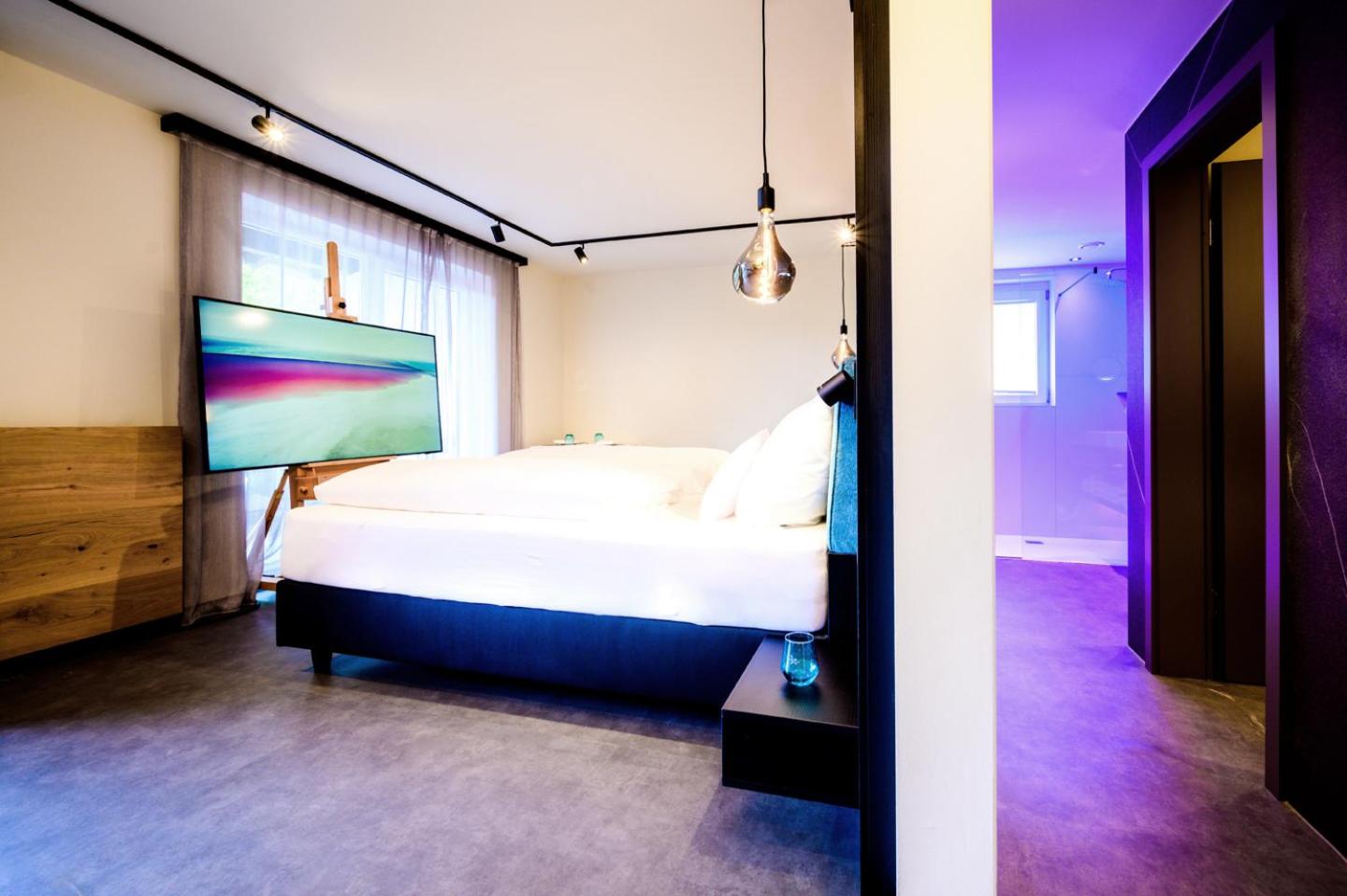Deluxe Double Room with Balcony - Photo 8
