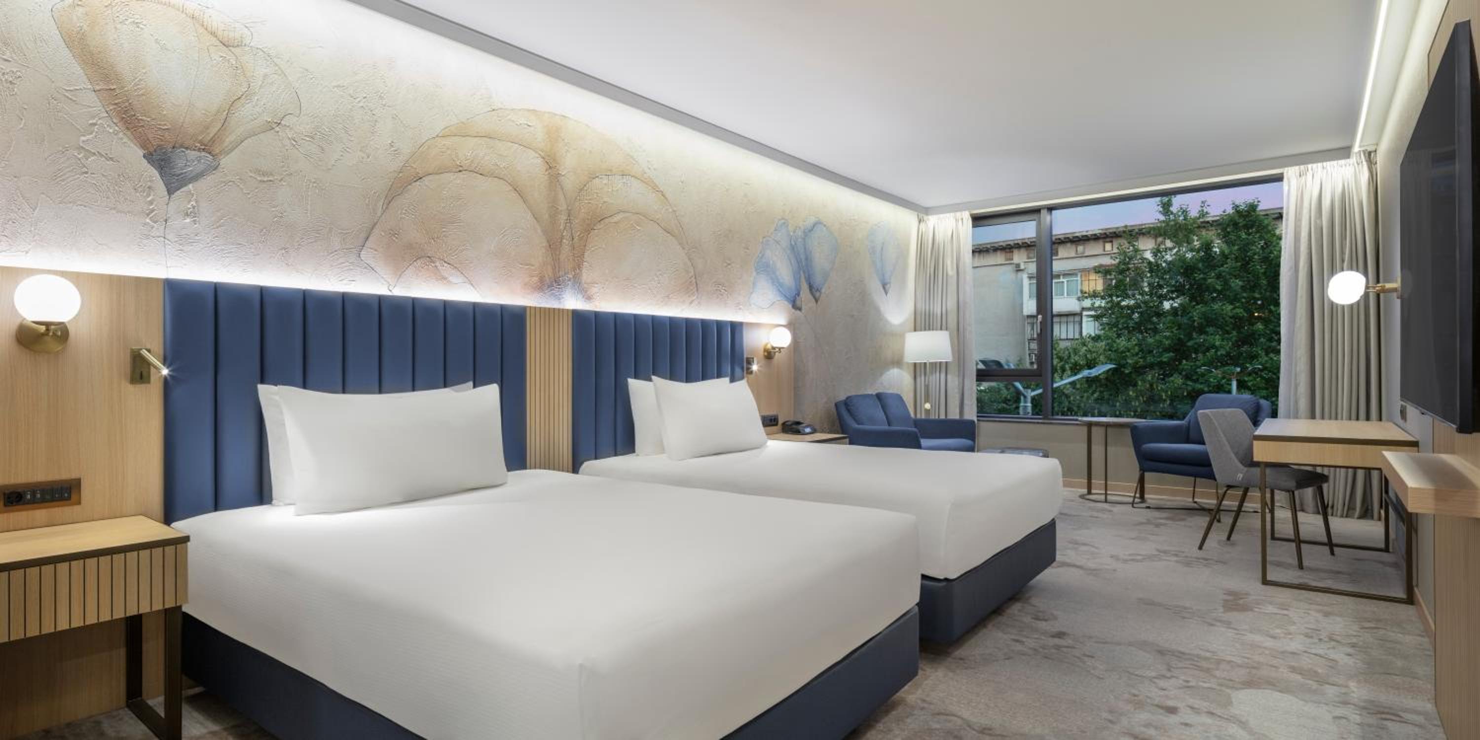 Deluxe Queen Room with Two Queen Beds - Photo 7